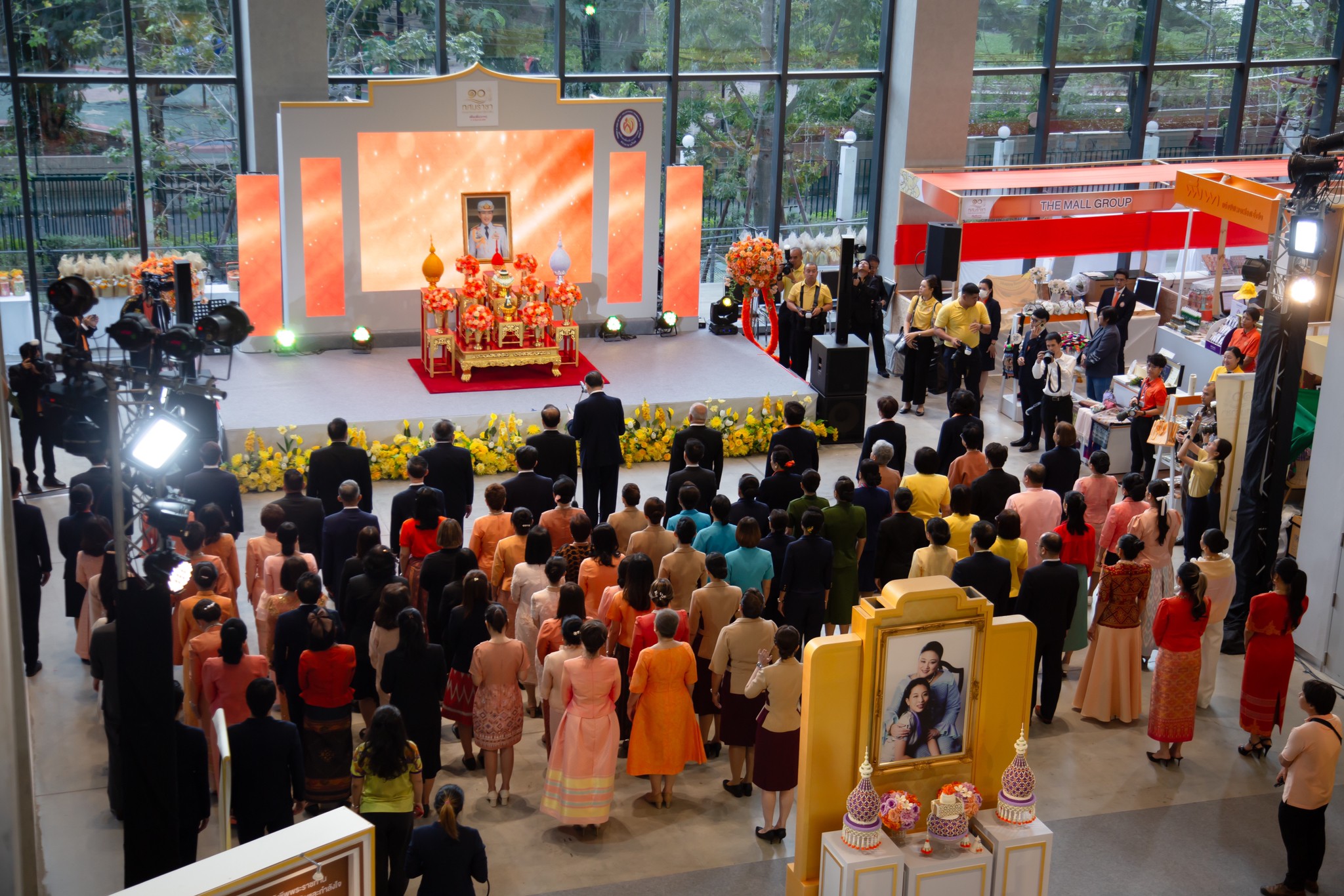 ๓๓ พิธีถวายพระพร และตักบาตรพระสงฆ์ เนื่องในวันคล้ายวันประสูติสมเด็จพระเจ้าลูกเธอ เจ้าฟ้าพัชรกิติยาภา นเรนทิราเทพยวดี กรมหลวงราชสาริณีสิริพัชร มหาวัชรราชธิดา ในงาน "เพื่อนพึ่ง (ภาฯ) เฉลิมพระเกียรติพระบาทสมเด็จพระเจ้าอยู่หัว ทรงเจริญพระชนมพรรษา ๗๒ พรรษา"