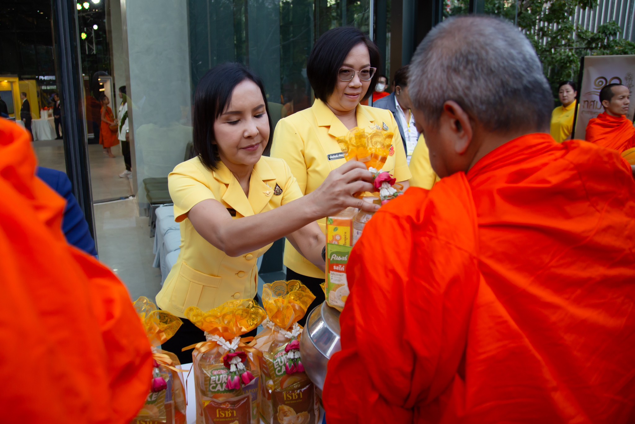 ๓๓ พิธีถวายพระพร และตักบาตรพระสงฆ์ เนื่องในวันคล้ายวันประสูติสมเด็จพระเจ้าลูกเธอ เจ้าฟ้าพัชรกิติยาภา นเรนทิราเทพยวดี กรมหลวงราชสาริณีสิริพัชร มหาวัชรราชธิดา ในงาน "เพื่อนพึ่ง (ภาฯ) เฉลิมพระเกียรติพระบาทสมเด็จพระเจ้าอยู่หัว ทรงเจริญพระชนมพรรษา ๗๒ พรรษา"
