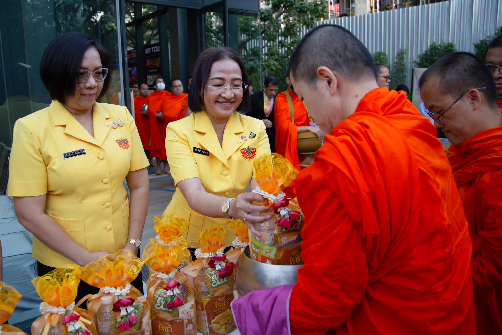 ๓๓ พิธีถวายพระพร และตักบาตรพระสงฆ์ เนื่องในวันคล้ายวันประสูติสมเด็จพระเจ้าลูกเธอ เจ้าฟ้าพัชรกิติยาภา นเรนทิราเทพยวดี กรมหลวงราชสาริณีสิริพัชร มหาวัชรราชธิดา ในงาน "เพื่อนพึ่ง (ภาฯ) เฉลิมพระเกียรติพระบาทสมเด็จพระเจ้าอยู่หัว ทรงเจริญพระชนมพรรษา ๗๒ พรรษา"