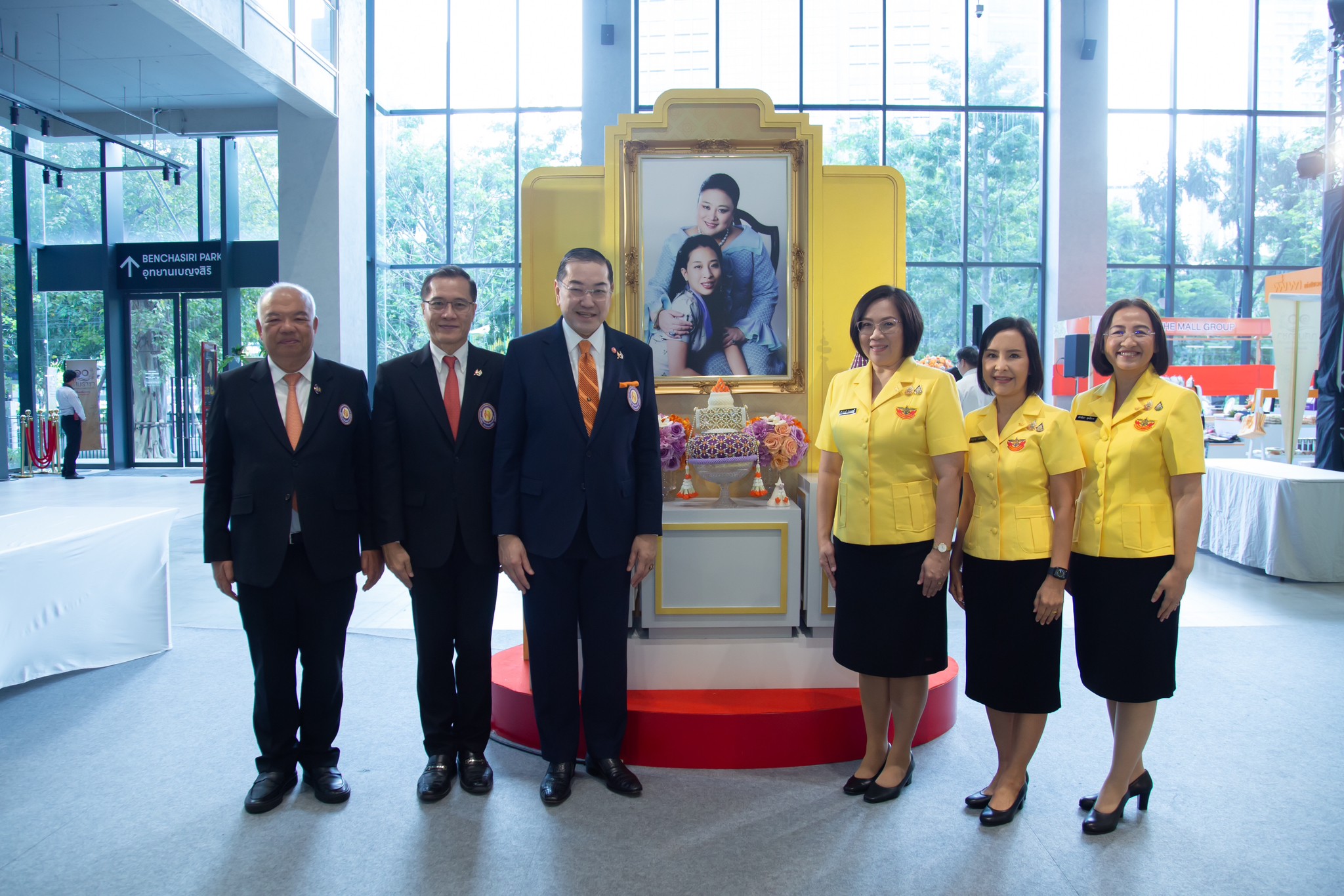 ๓๓ พิธีถวายพระพร และตักบาตรพระสงฆ์ เนื่องในวันคล้ายวันประสูติสมเด็จพระเจ้าลูกเธอ เจ้าฟ้าพัชรกิติยาภา นเรนทิราเทพยวดี กรมหลวงราชสาริณีสิริพัชร มหาวัชรราชธิดา ในงาน "เพื่อนพึ่ง (ภาฯ) เฉลิมพระเกียรติพระบาทสมเด็จพระเจ้าอยู่หัว ทรงเจริญพระชนมพรรษา ๗๒ พรรษา"