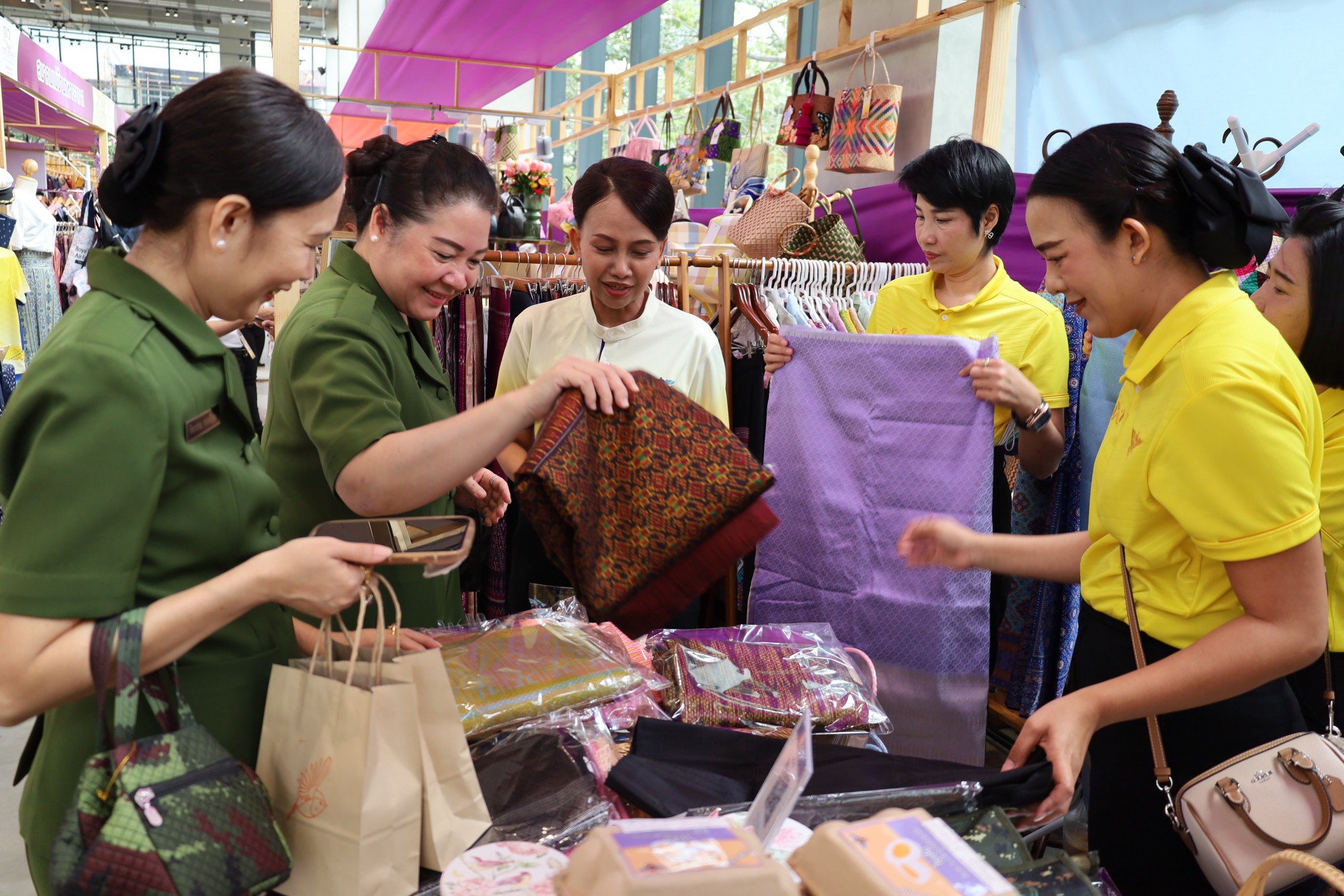 ๓๖ งาน "เพื่อนพึ่ง (ภาฯ) เฉลิมพระเกียรติพระบาทสมเด็จพระเจ้าอยู่หัว ทรงเจริญพระชนมพรรษา ๗๒ พรรษา"