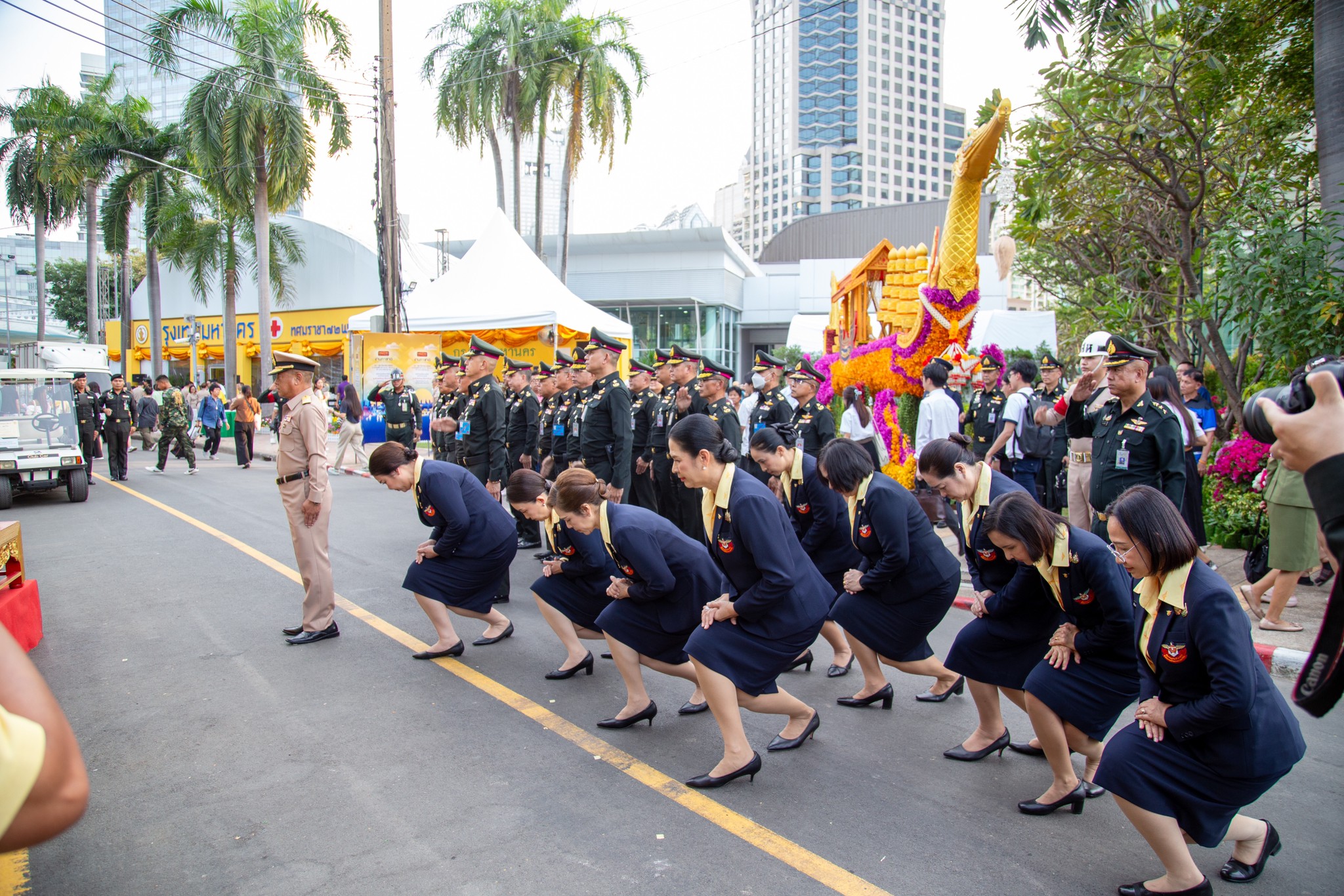 ๓๘ พิธีเปิดกรวยดอกไม้ถวายราชสักการะเบื้องหน้าพระบรมฉายาลักษณ์พระบาทสมเด็จพระเจ้าอยู่หัว งานกาชาดประจำปี ๒๕๖๗