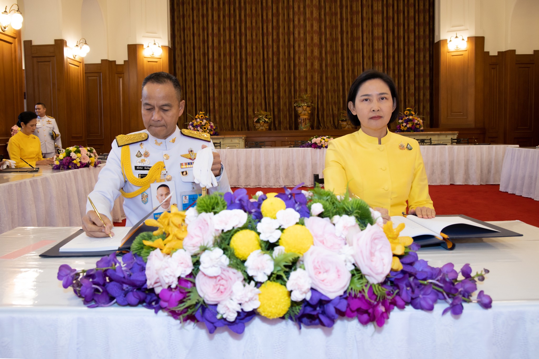 ๔๒ พิธีลงนามถวายพระพรชัยมงคล พระบาทสมเด็จพระเจ้าอยู่หัว และสมเด็จพระนางเจ้าฯ พระบรมราชินี เนื่องในโอกาสวันขึ้นปีใหม่ พุทธศักราช ๒๕๖๘