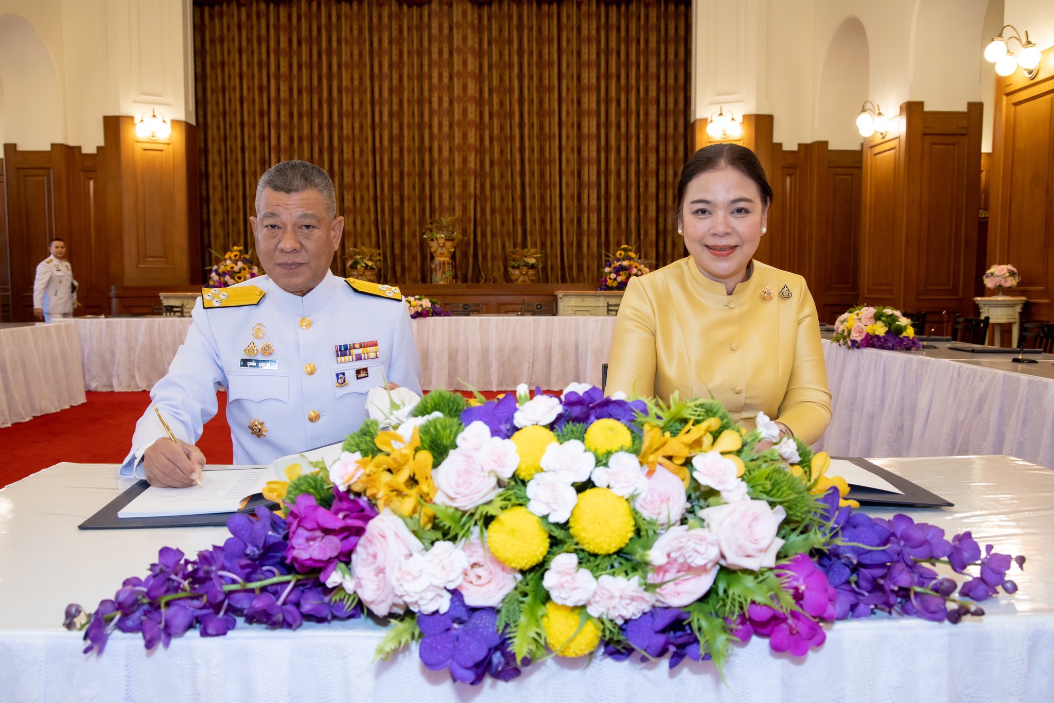 ๔๒ พิธีลงนามถวายพระพรชัยมงคล พระบาทสมเด็จพระเจ้าอยู่หัว และสมเด็จพระนางเจ้าฯ พระบรมราชินี เนื่องในโอกาสวันขึ้นปีใหม่ พุทธศักราช ๒๕๖๘
