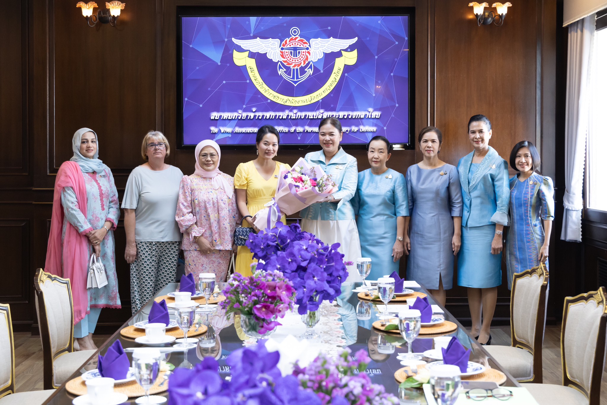 ๔๓ คณะภริยาผู้ช่วยทูตฝ่ายทหารต่างประเทศ ประจำกรุงเทพฯ เข้าเยี่ยมคำนับคณะกรรมการบริหารสมาคมฯ เพื่อแนะนำตัวในโอกาสเข้ารับหน้าที่