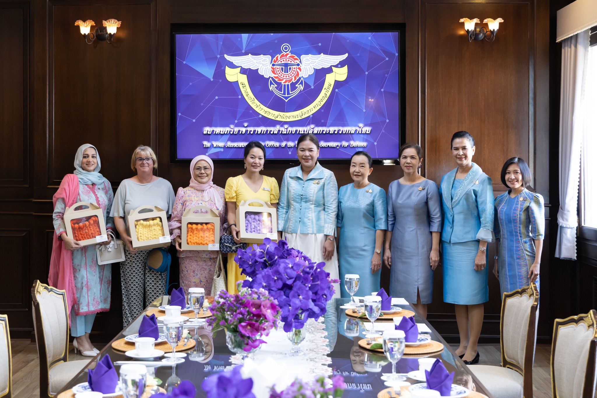 ๔๓ คณะภริยาผู้ช่วยทูตฝ่ายทหารต่างประเทศ ประจำกรุงเทพฯ เข้าเยี่ยมคำนับคณะกรรมการบริหารสมาคมฯ เพื่อแนะนำตัวในโอกาสเข้ารับหน้าที่