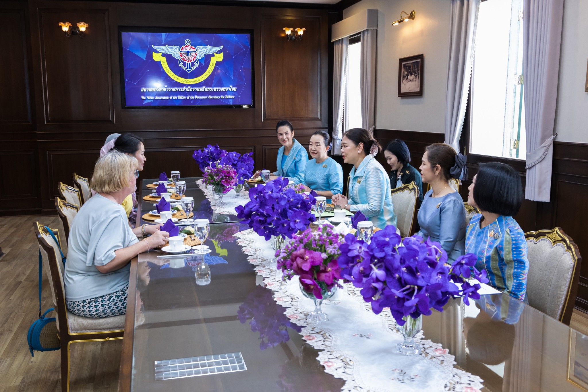 ๔๓ คณะภริยาผู้ช่วยทูตฝ่ายทหารต่างประเทศ ประจำกรุงเทพฯ เข้าเยี่ยมคำนับคณะกรรมการบริหารสมาคมฯ เพื่อแนะนำตัวในโอกาสเข้ารับหน้าที่