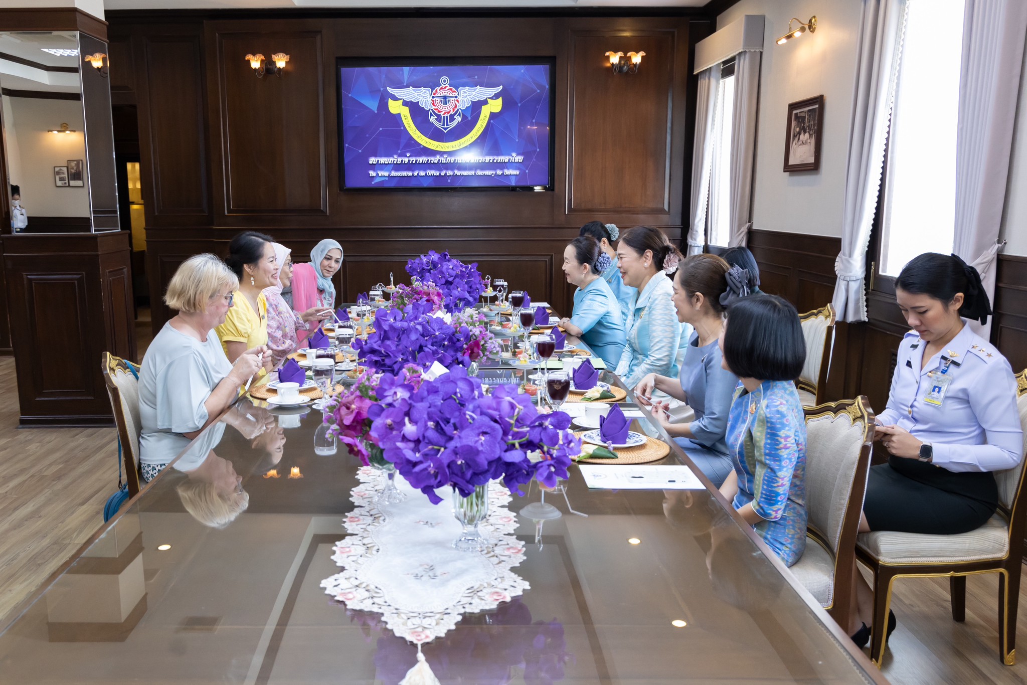 ๔๓ คณะภริยาผู้ช่วยทูตฝ่ายทหารต่างประเทศ ประจำกรุงเทพฯ เข้าเยี่ยมคำนับคณะกรรมการบริหารสมาคมฯ เพื่อแนะนำตัวในโอกาสเข้ารับหน้าที่