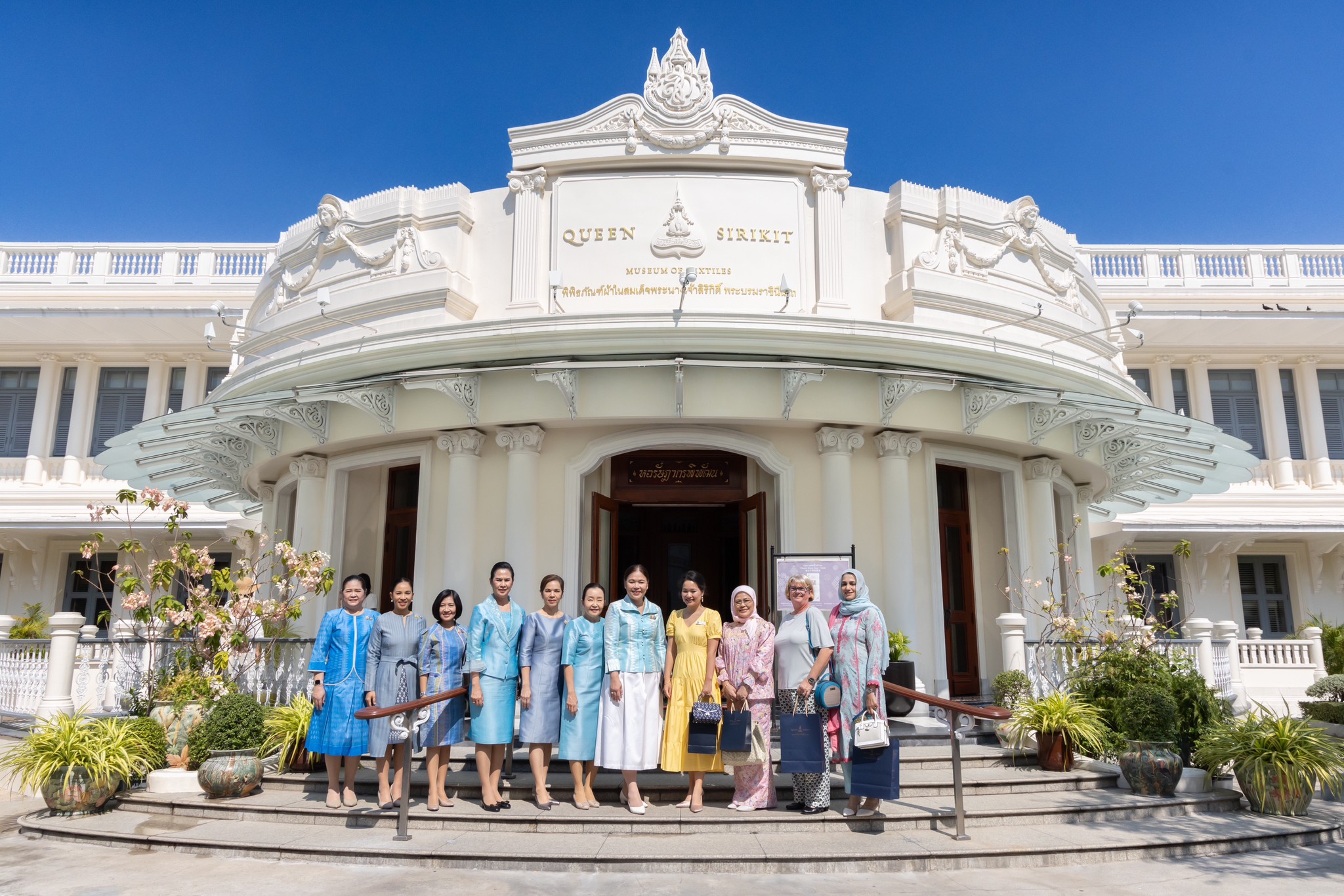 ๔๓ คณะภริยาผู้ช่วยทูตฝ่ายทหารต่างประเทศ ประจำกรุงเทพฯ เข้าเยี่ยมคำนับคณะกรรมการบริหารสมาคมฯ เพื่อแนะนำตัวในโอกาสเข้ารับหน้าที่
