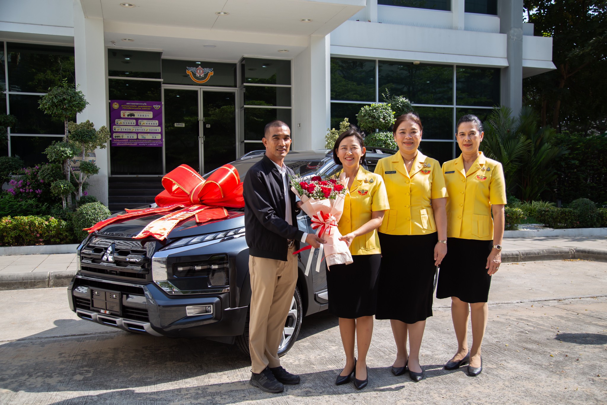 ๔๔ นายกสมาคมภริยาข้าราชการสำนักงานปลัดกระทรวงกลาโหม ส่งมอบรางวัลสลากบำรุงสภากาชาดไทย ประจำปี ๒๕๖๗