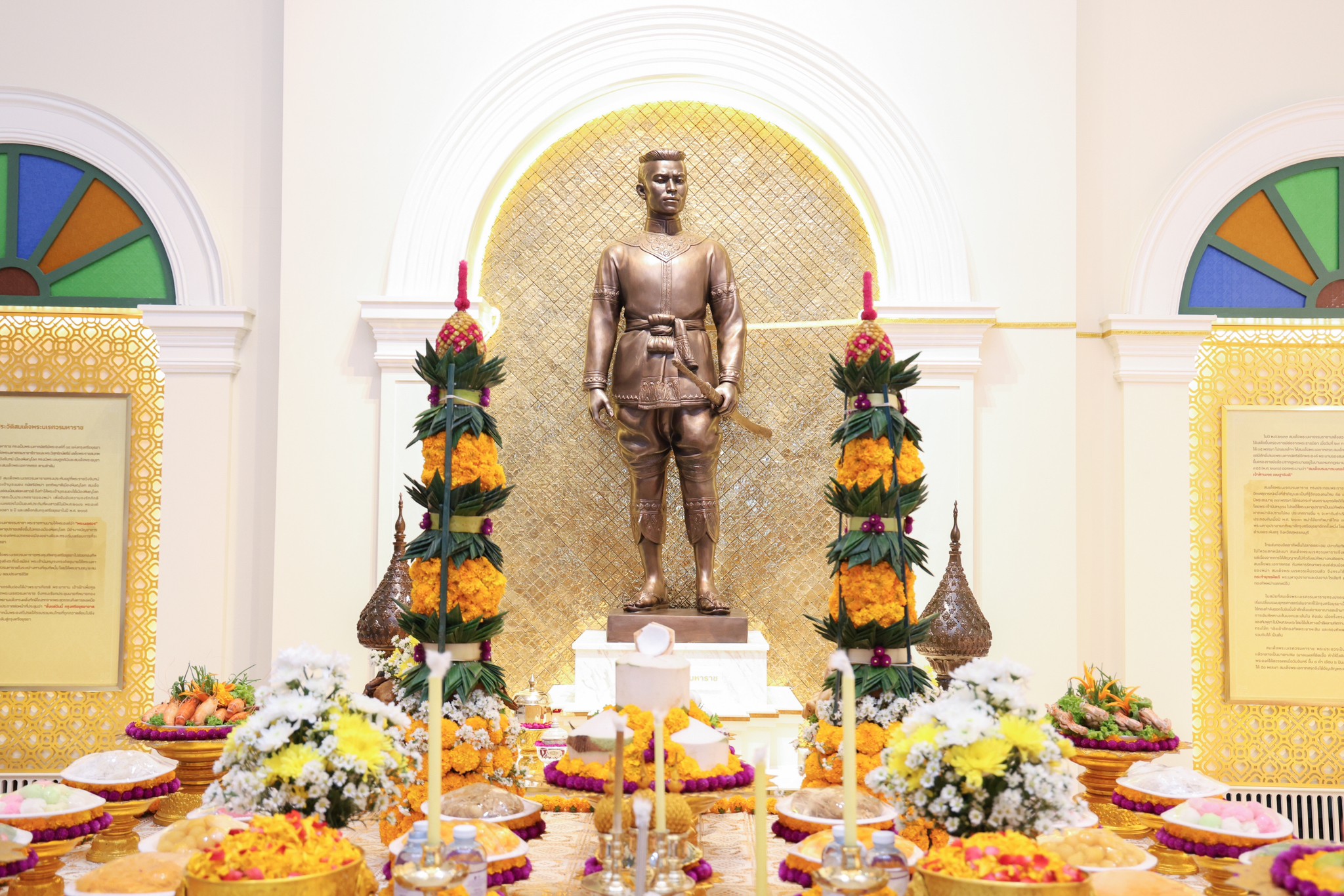 ๔๖ พิธีบวงสรวงและพิธีประดิษฐานพระบรมรูปสมเด็จพระนเรศวรมหาราช และพระรูปองค์บิดา ๓ เหล่าทัพ