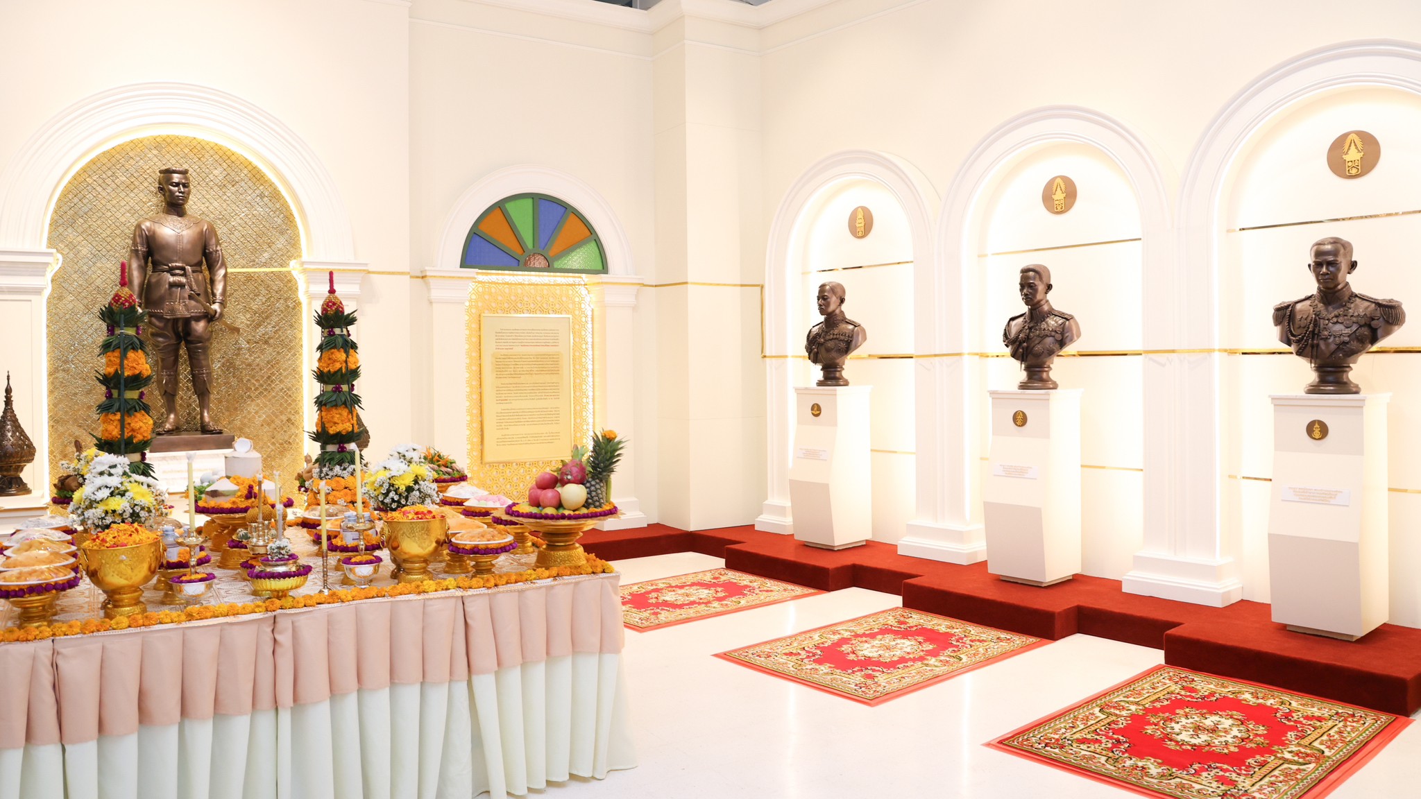 ๔๖ พิธีบวงสรวงและพิธีประดิษฐานพระบรมรูปสมเด็จพระนเรศวรมหาราช และพระรูปองค์บิดา ๓ เหล่าทัพ