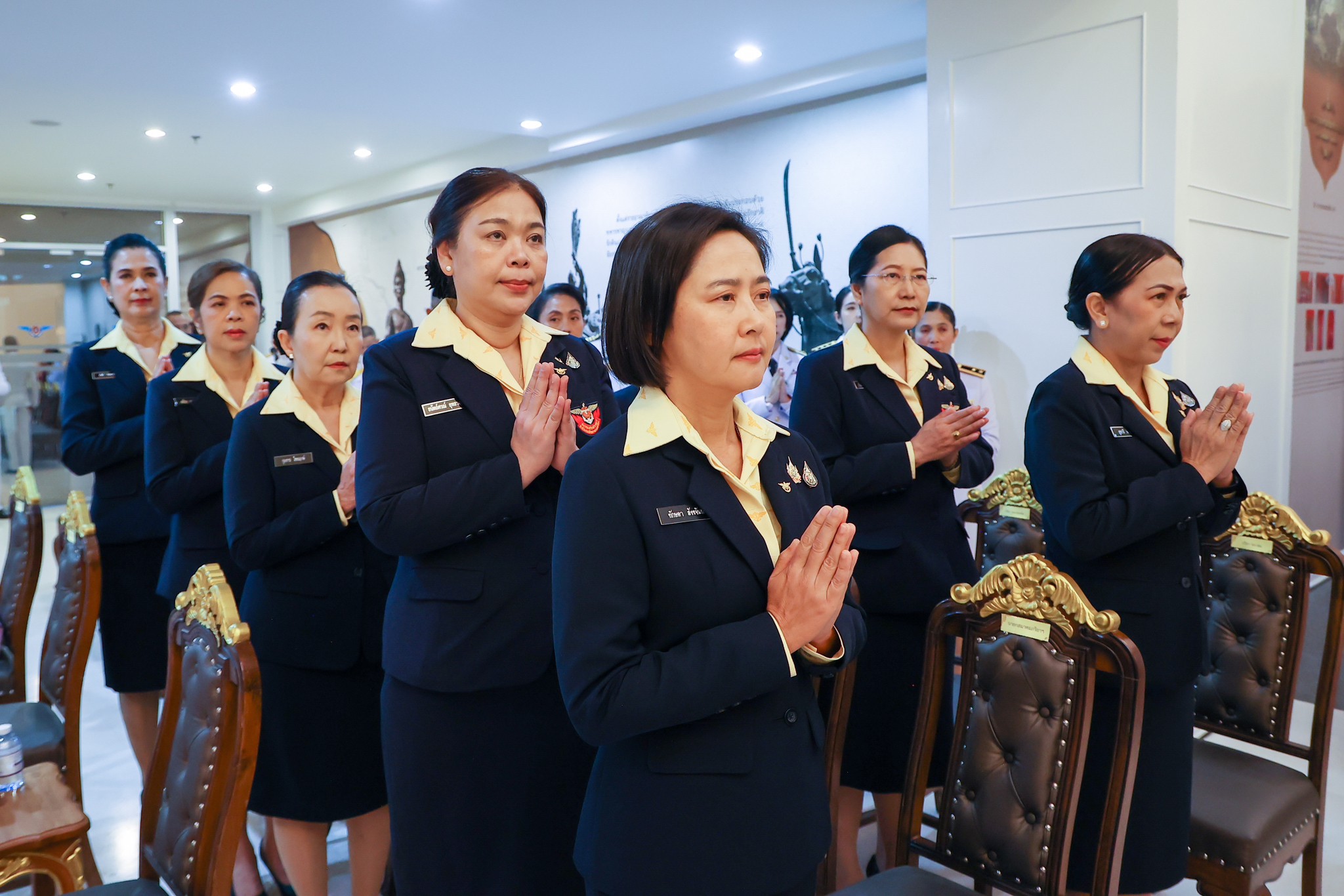 ๔๖ พิธีบวงสรวงและพิธีประดิษฐานพระบรมรูปสมเด็จพระนเรศวรมหาราช และพระรูปองค์บิดา ๓ เหล่าทัพ