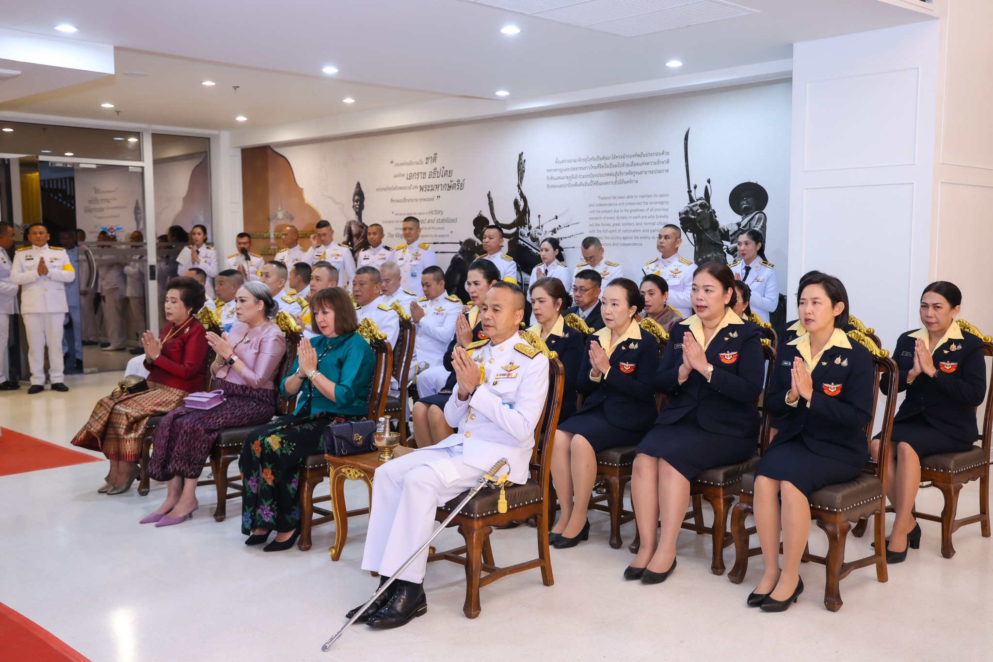 ๔๖ พิธีบวงสรวงและพิธีประดิษฐานพระบรมรูปสมเด็จพระนเรศวรมหาราช และพระรูปองค์บิดา ๓ เหล่าทัพ
