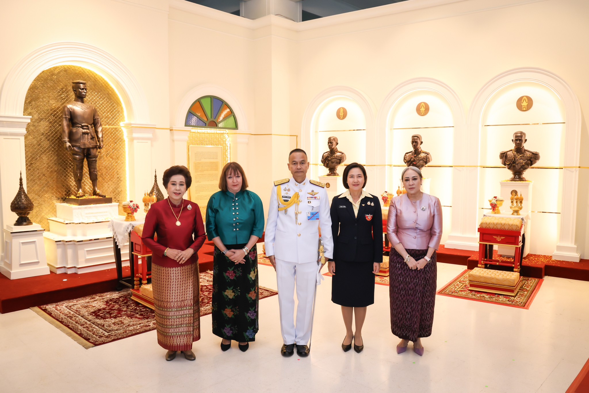 ๔๖ พิธีบวงสรวงและพิธีประดิษฐานพระบรมรูปสมเด็จพระนเรศวรมหาราช และพระรูปองค์บิดา ๓ เหล่าทัพ