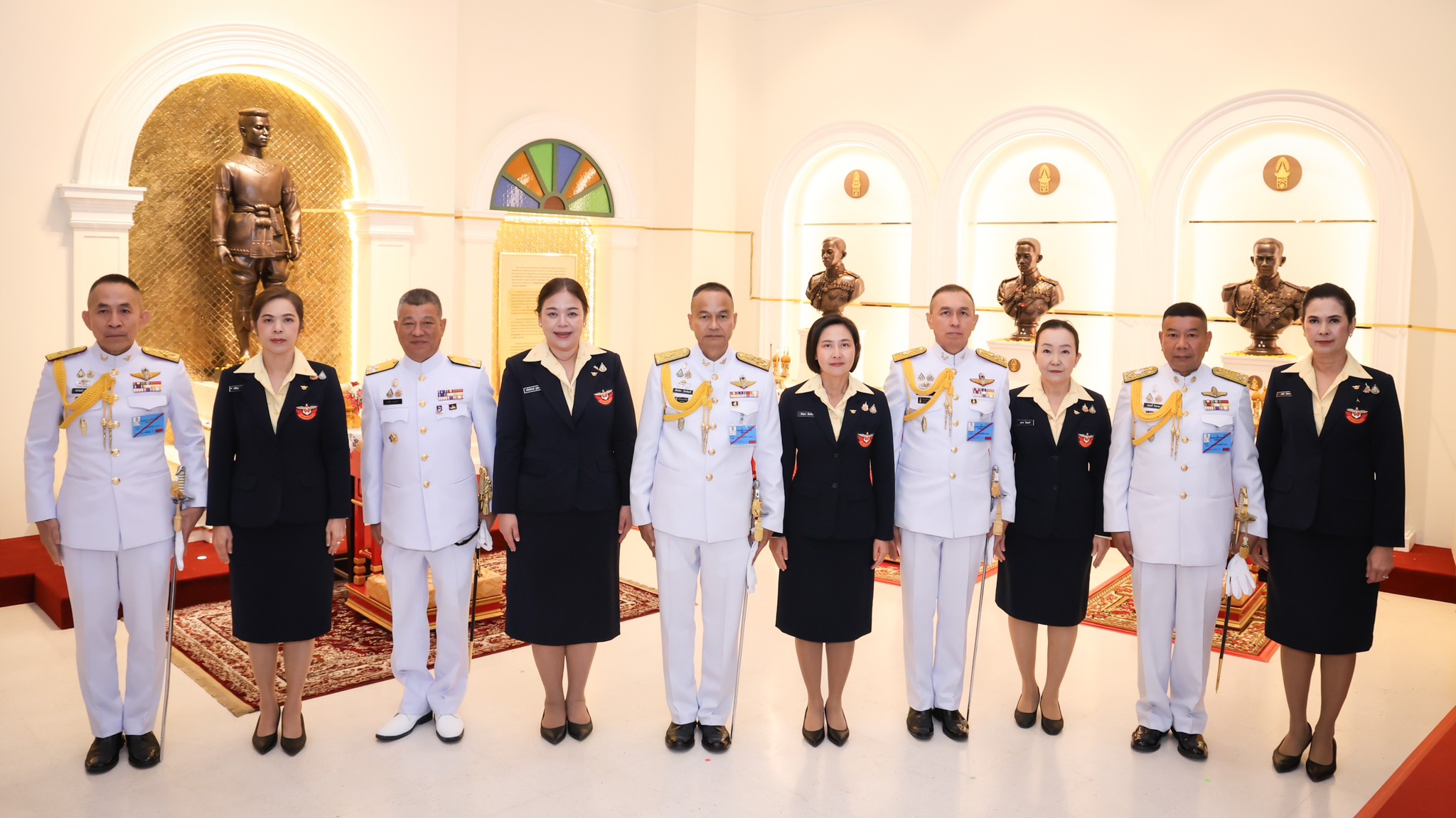 ๔๖ พิธีบวงสรวงและพิธีประดิษฐานพระบรมรูปสมเด็จพระนเรศวรมหาราช และพระรูปองค์บิดา ๓ เหล่าทัพ