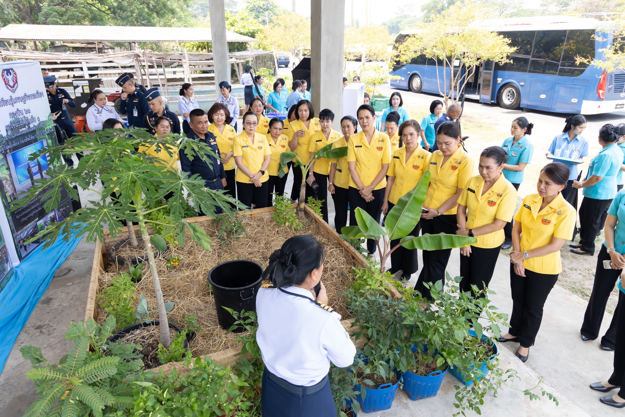 ๖๒ กิจกรรมเยี่ยมชมการดำเนินงานศูนย์การเรียนรู้ตามหลักปรัชญาเศรษฐกิจพอเพียง บน.๒๑ ของโครงการครอบครัวพอเพียง