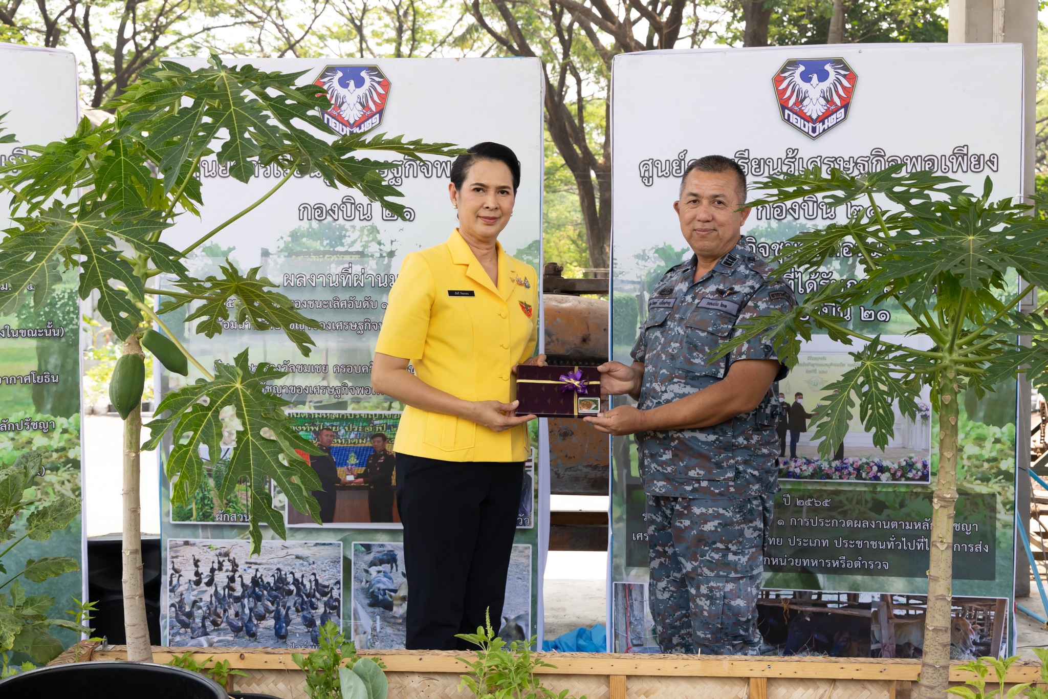 ๖๒ กิจกรรมเยี่ยมชมการดำเนินงานศูนย์การเรียนรู้ตามหลักปรัชญาเศรษฐกิจพอเพียง บน.๒๑ ของโครงการครอบครัวพอเพียง