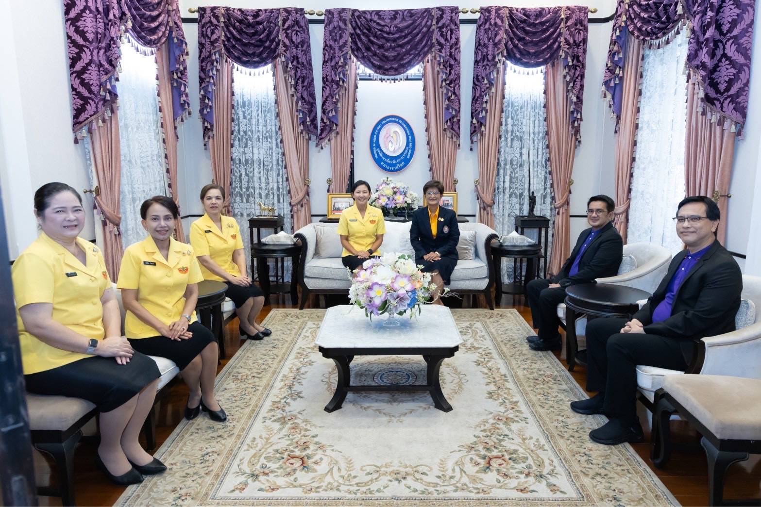 ๖๘ สมาคมภริยาข้าราชการสำนักงานปลัดกระทรวงกลาโหม มอบเงินรายได้จากการจำหน่ายสินค้าและผลิตภัณฑ์งานเพื่อนพึ่ง (ภาฯ) ประจำปี ๒๕๖๗
