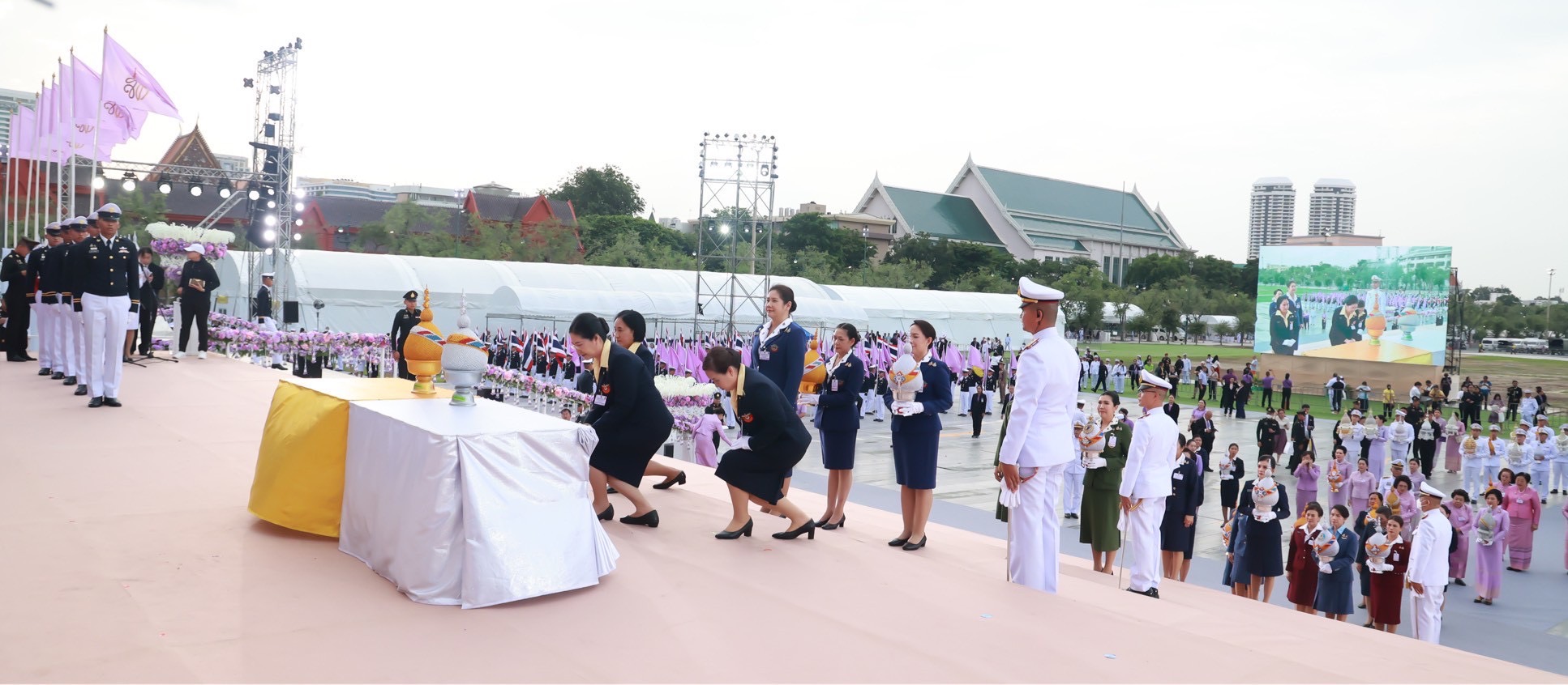๘๑ พิธีถวายเครื่องราชสักการะ วางพานพุ่ม และจุดเทียนถวายพระพรชัยมงคล เนื่องในโอกาสวันเฉลิมพระชนมพรรษาสมเด็จพระนางเจ้าสุทิดา พัชรสุธาพิมลลักษณ พระบรมราชินี