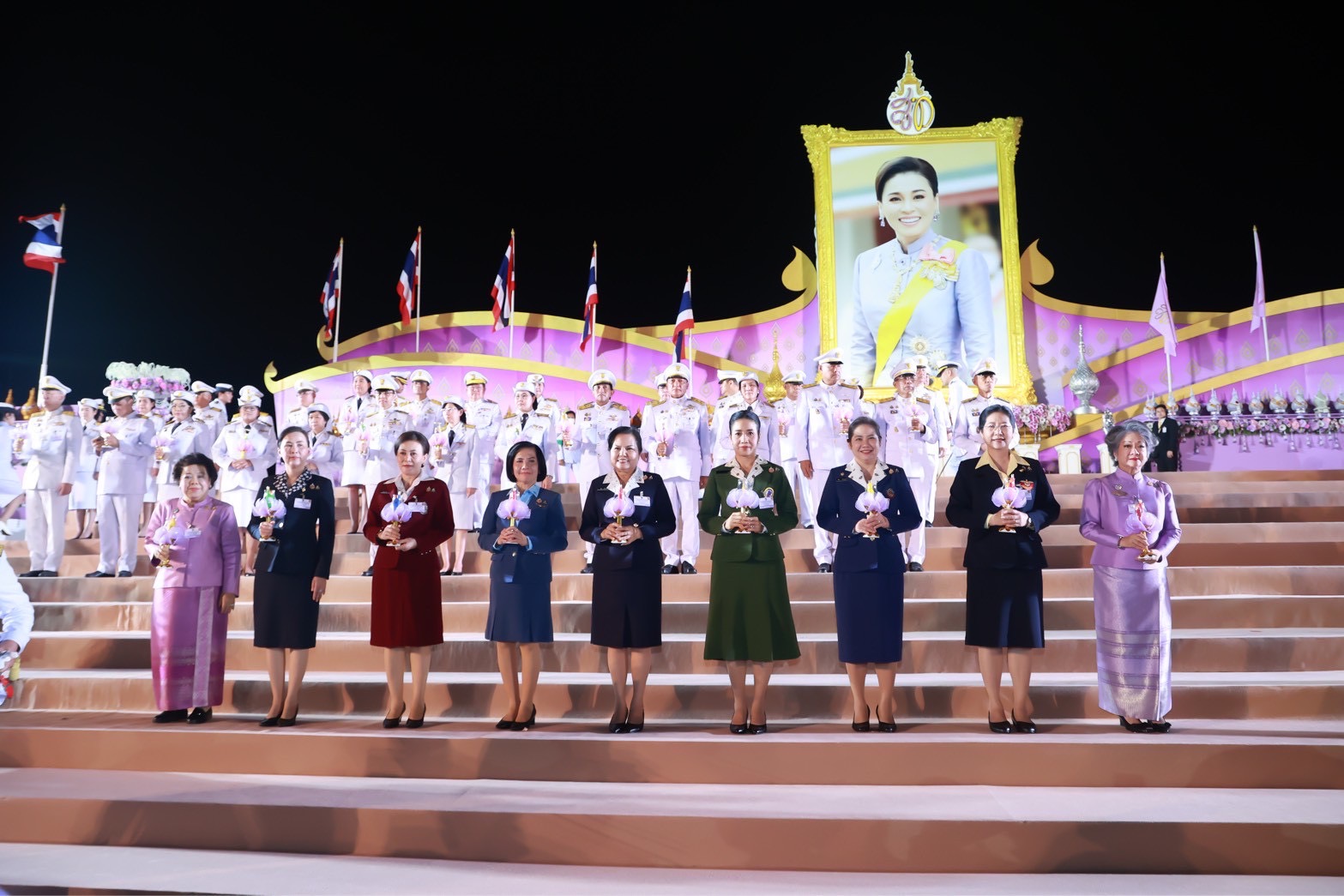 ๘๑ พิธีถวายเครื่องราชสักการะ วางพานพุ่ม และจุดเทียนถวายพระพรชัยมงคล เนื่องในโอกาสวันเฉลิมพระชนมพรรษาสมเด็จพระนางเจ้าสุทิดา พัชรสุธาพิมลลักษณ พระบรมราชินี