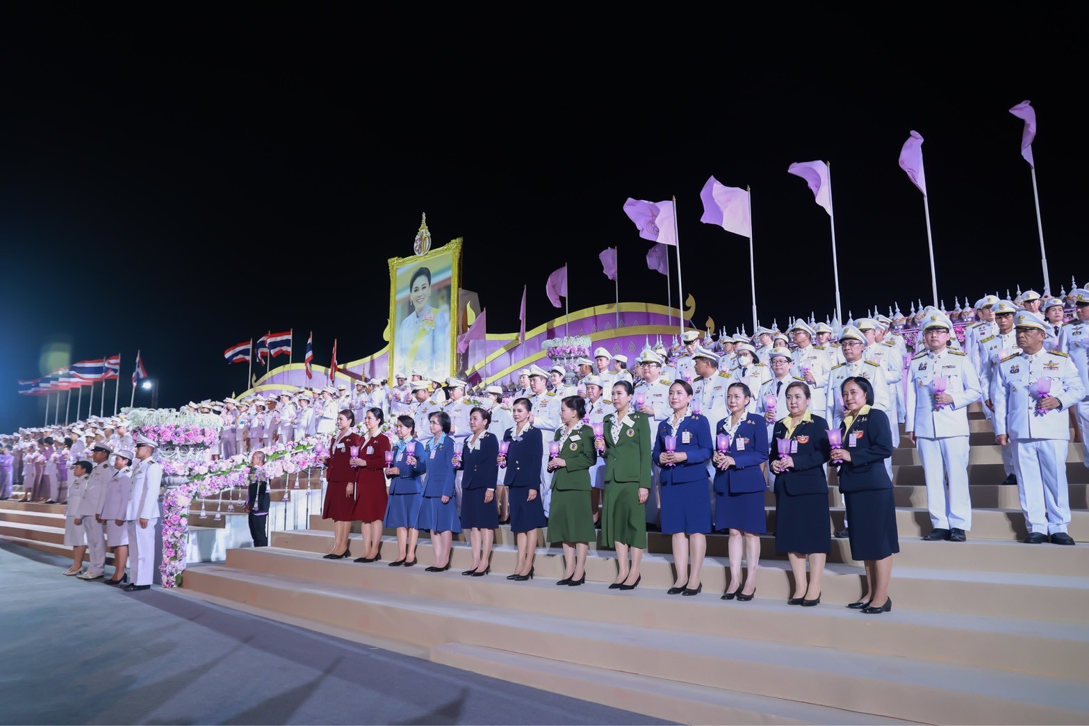 ๘๑ พิธีถวายเครื่องราชสักการะ วางพานพุ่ม และจุดเทียนถวายพระพรชัยมงคล เนื่องในโอกาสวันเฉลิมพระชนมพรรษาสมเด็จพระนางเจ้าสุทิดา พัชรสุธาพิมลลักษณ พระบรมราชินี