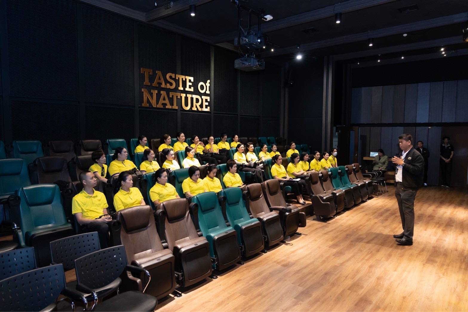 ๘๓ กิจกรรมเยี่ยมชมและศึกษาดูงานศูนย์ธุรกิจไลฟ์สไตล์ (OASYS) โดยโครงการศูนย์ส่งเสริมการเรียนรู้
