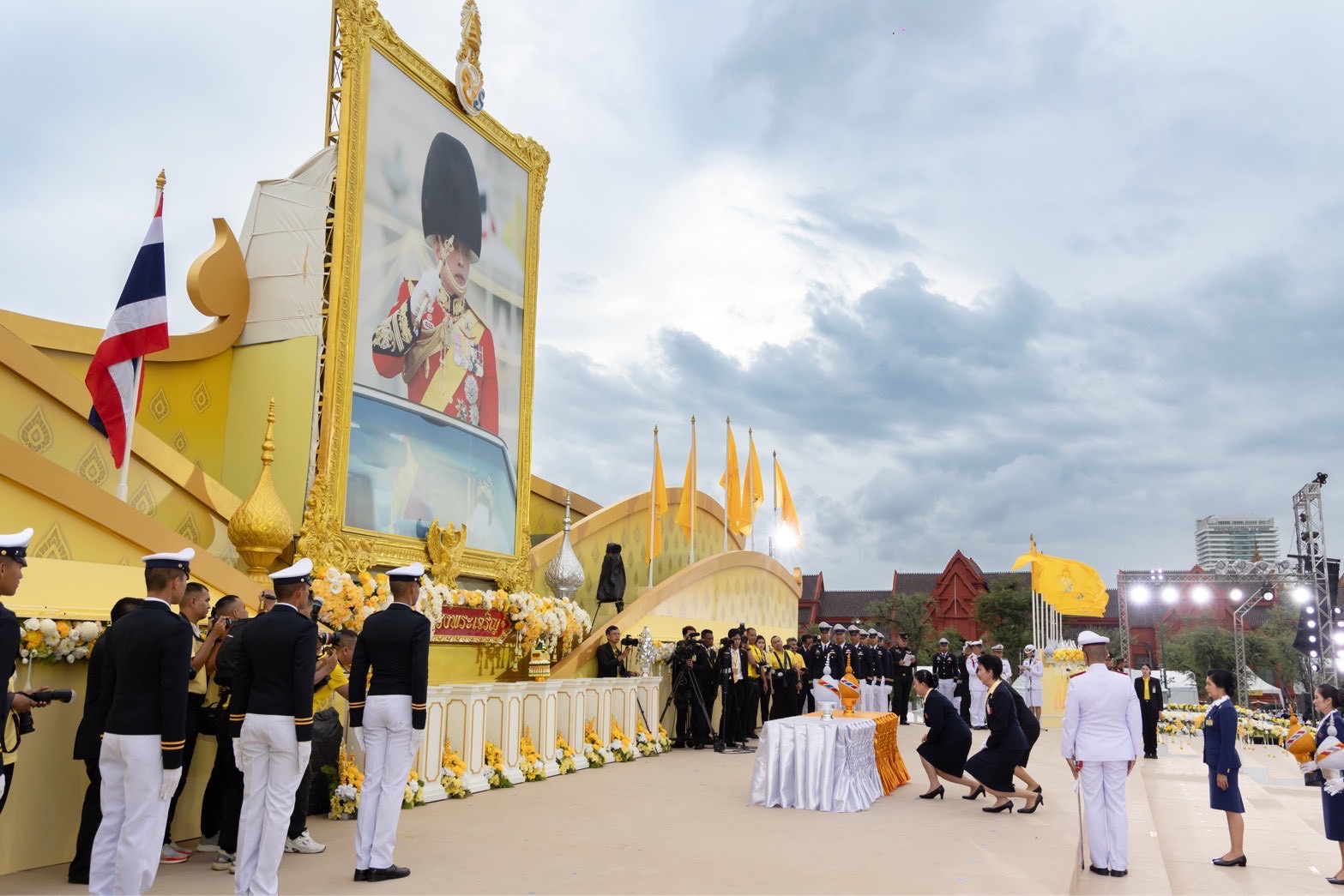 ๙๖ พิธีถวายเครื่องราชสักการะ วางพานพุ่ม และจุดเทียนถวายพระพรชัยมงคล เนื่องในโอกาสวันเฉลิมพระชนมพรรษาพระบาทสมเด็จพระเจ้าอยู่หัว (๒๘ ก.ค.๖๘)