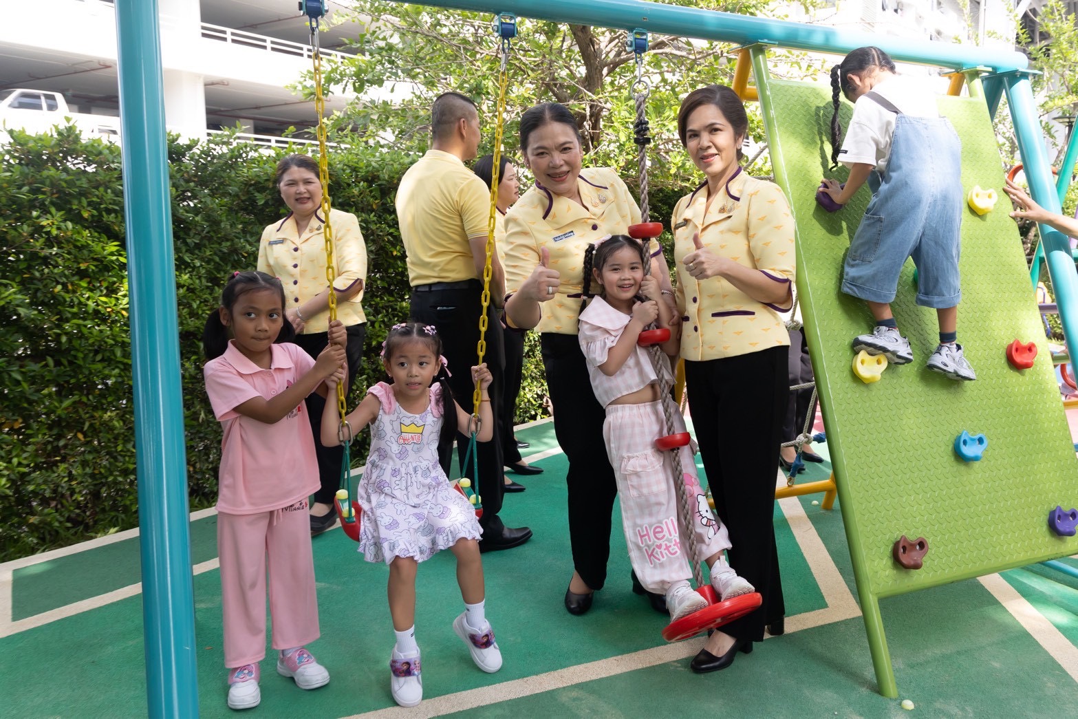 ๙๗ พิธีส่งมอบอุปกรณ์และเครื่องเล่นสนามเด็กเล่นประจำอาคารที่พักอาศัยสำนักงานปลัดกระทรวงกลาโหม (พื้นที่ศรีสมาน)