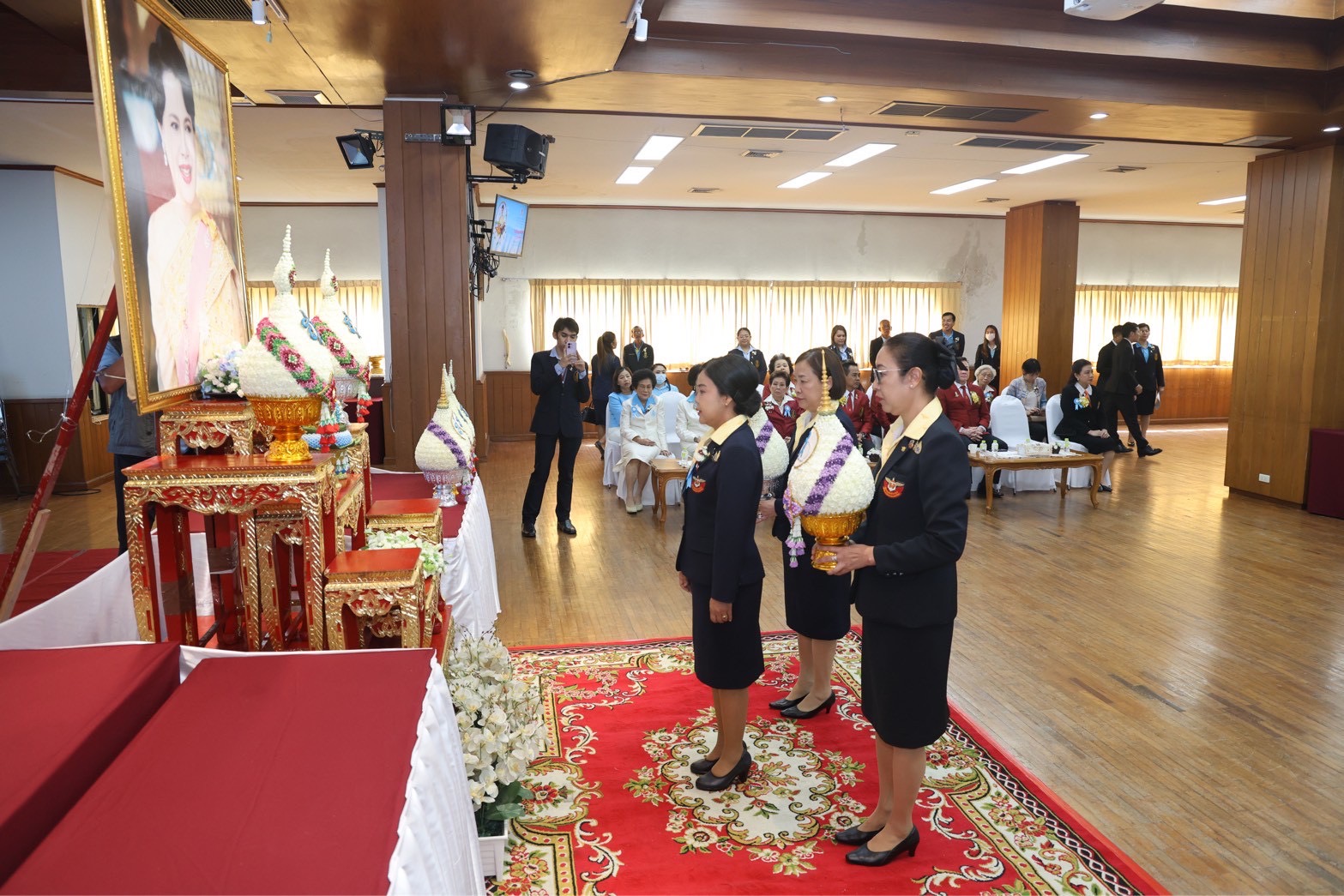 ๙๘ พิธีถวายพานพุ่มราชสักการะ แด่สมเด็จพระนางเจ้าสิริกิติ์ พระบรมราชินีนาถ พระบรมราชชนนีพันปีหลวง ในโอกาสสัปดาห์วันแม่แห่งชาติ งานวันแม่แห่งชาติ ประจำปี ๒๕๖๘