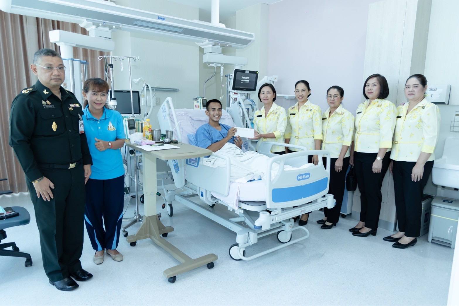 ๑๐๐ นายก สคภ.สป. เป็นผู้แทน ปล.กห. นำคณะกรรมการสมาคมฯ เยี่ยมปลอบขวัญและให้กำลังใจทหารที่ได้รับบาดเจ็บจากการปฏิบัติหน้าที่