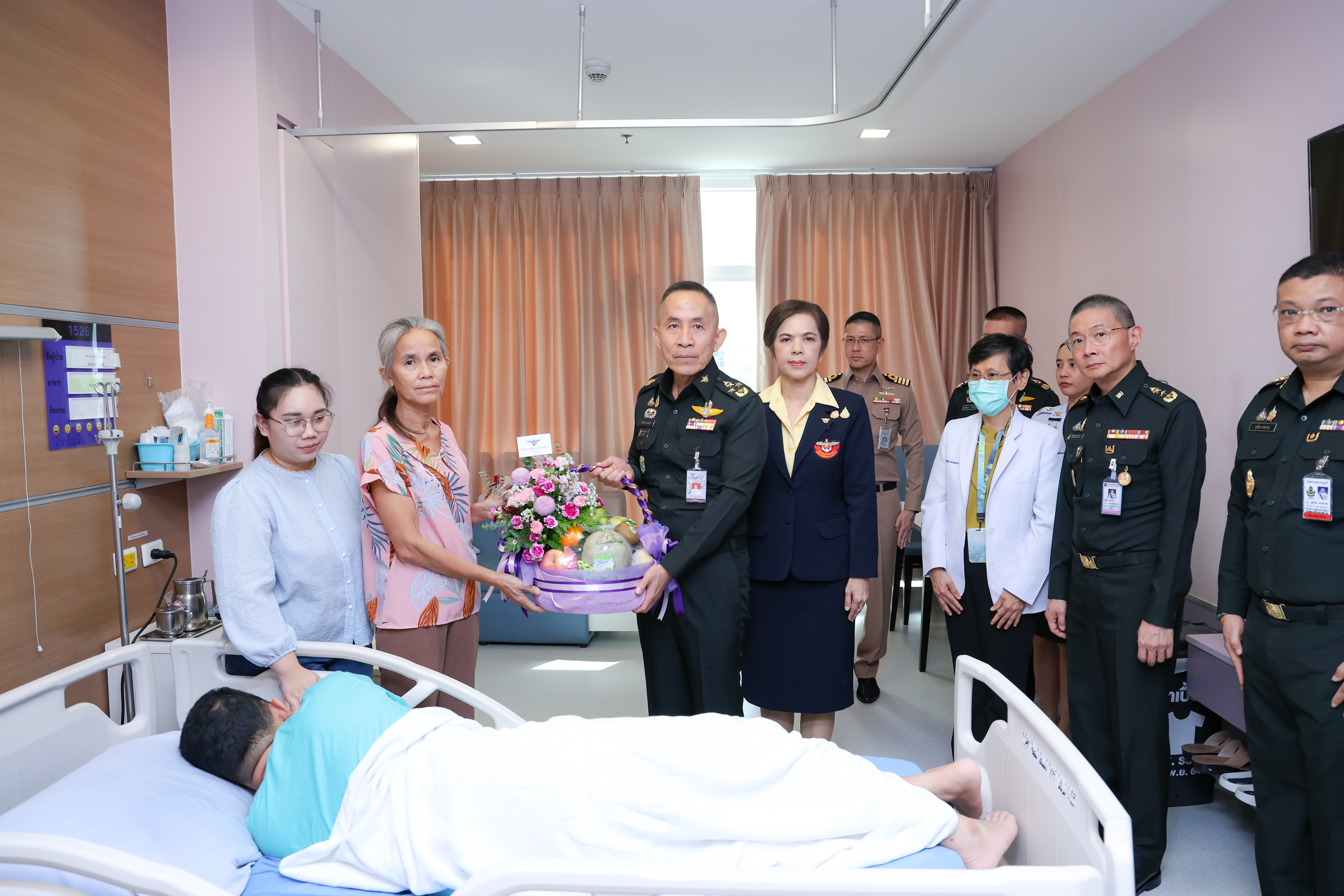 ๐๒ กิจกรรมเยี่ยมบำรุงขวัญกำลังพลที่ได้รับบาดเจ็บจากสถานการณ์กรณีพิพาทชายแดนไทย - กัมพูชา