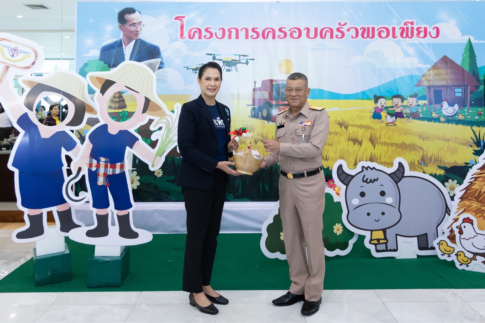 ๑๑๐ กิจกรรมการเสวนาและการบรรยายเชิงวิชาการ เรื่อง เทคโนโลยีการเกษตรอัจฉริยะ และกิจกรรมตลาดนัดพอเพียง โดยโครงการครอบครัวพอเพียง สคภ.สป.