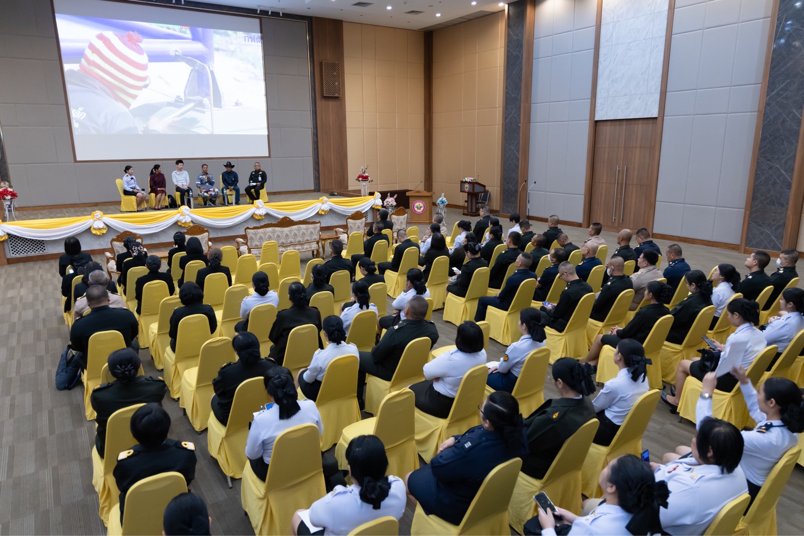 ๑๑๐ กิจกรรมการเสวนาและการบรรยายเชิงวิชาการ เรื่อง เทคโนโลยีการเกษตรอัจฉริยะ และกิจกรรมตลาดนัดพอเพียง โดยโครงการครอบครัวพอเพียง สคภ.สป.