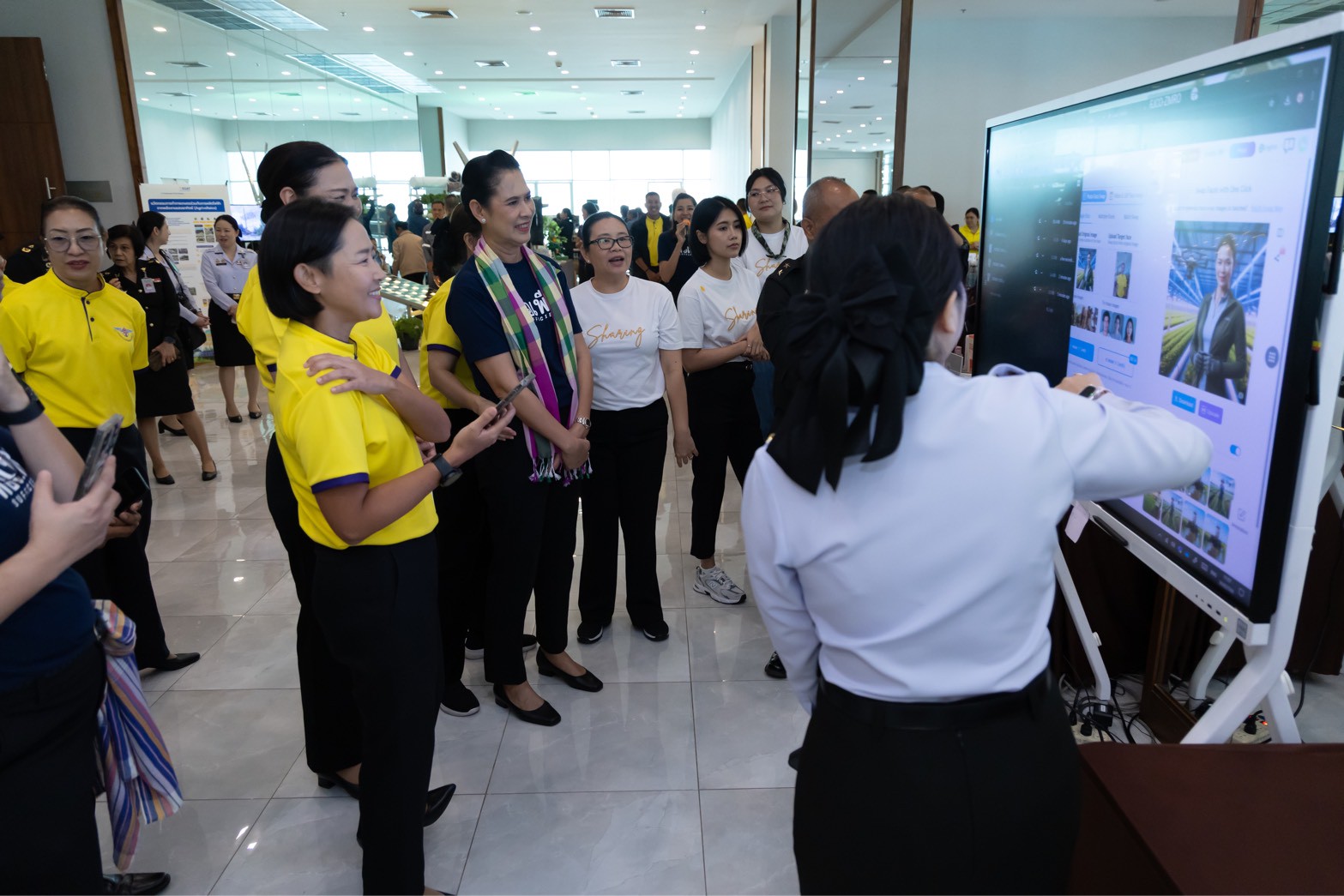 ๑๑๐ กิจกรรมการเสวนาและการบรรยายเชิงวิชาการ เรื่อง เทคโนโลยีการเกษตรอัจฉริยะ และกิจกรรมตลาดนัดพอเพียง โดยโครงการครอบครัวพอเพียง สคภ.สป.