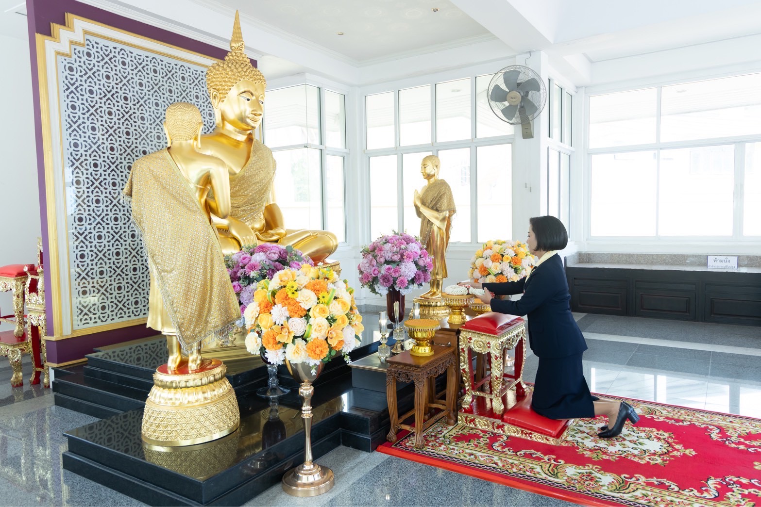 ๑๑๖ พิธีสักการะสิ่งศักดิ์สิทธิ์ เนื่องในโอกาสครบวาระการดำรงตำแหน่งของคณะกรรมการบริหารสมาคมภริยาข้าราชการสำนักงานปลัดกระทรวงกลาโหม