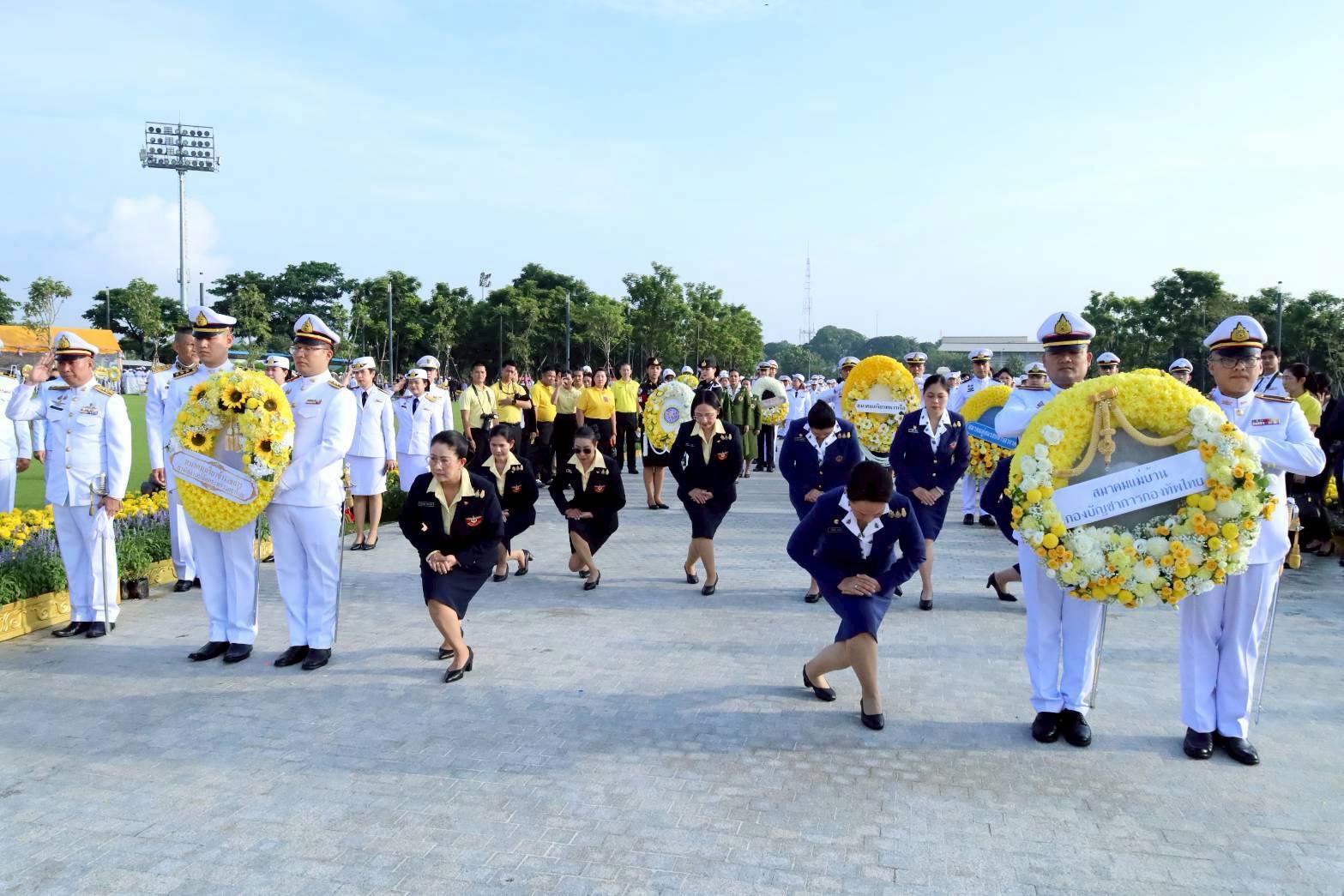 ๐๔ พิธีวางพวงมาลาถวายราชสักการะพระบรมราชานุสาวรีย์ พระบาทสมเด็จพระบรมชนกาธิเบศร มหาภูมิพลอดุลยเดชมหาราช บรมนาถบพิตร เนื่องในวันนวมินทรมหาราช พุทธศักราช ๒๕๖๘