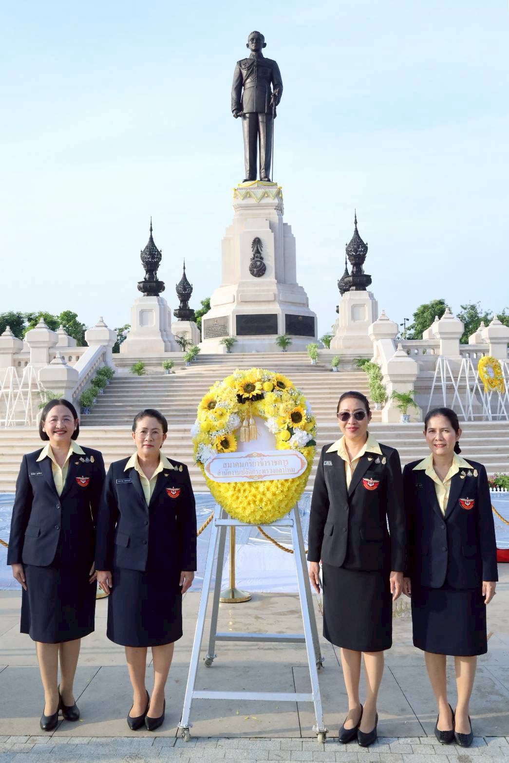 ๐๔ พิธีวางพวงมาลาถวายราชสักการะพระบรมราชานุสาวรีย์ พระบาทสมเด็จพระบรมชนกาธิเบศร มหาภูมิพลอดุลยเดชมหาราช บรมนาถบพิตร เนื่องในวันนวมินทรมหาราช พุทธศักราช ๒๕๖๘