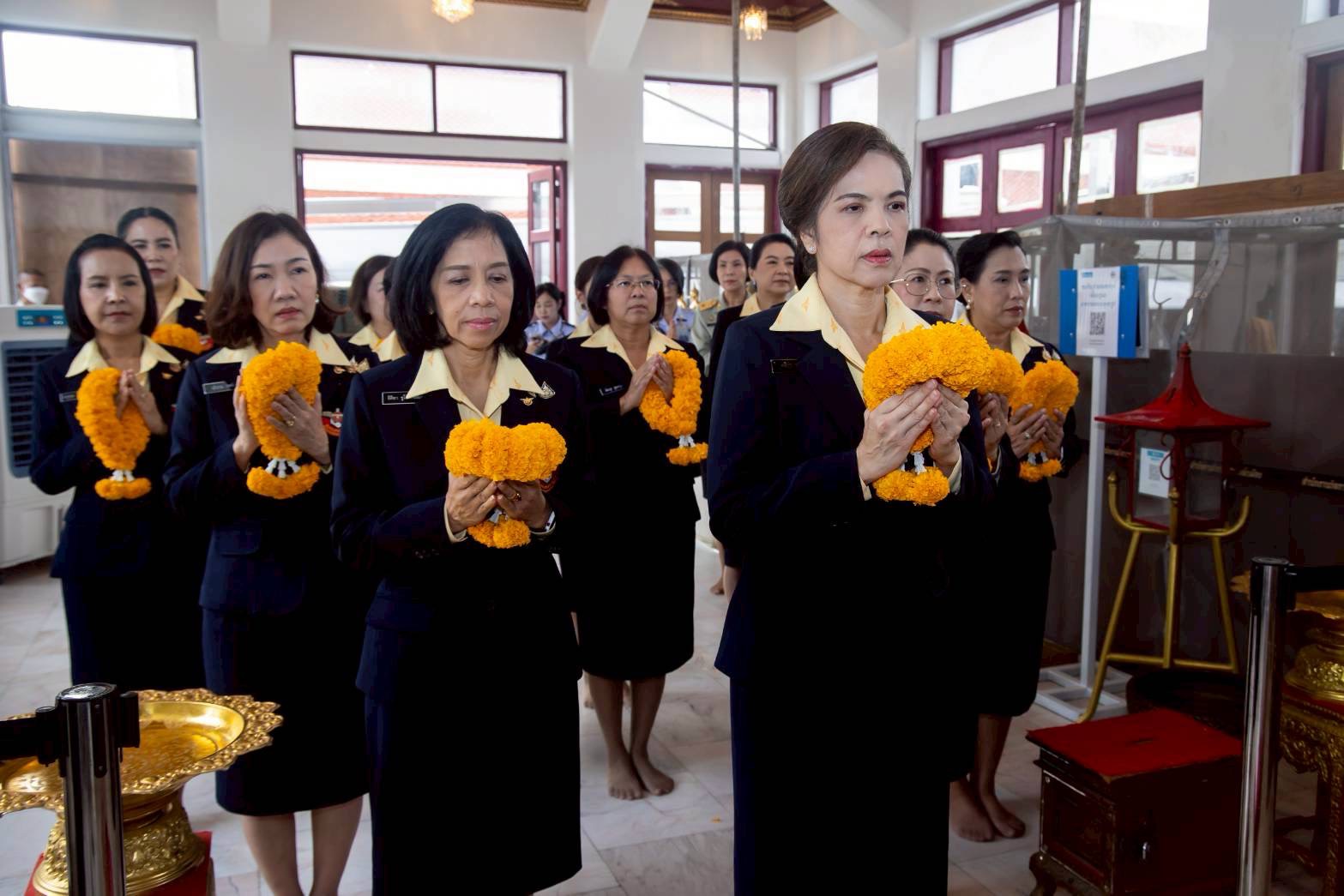 ๐๕ พิธีสักการะสิ่งศักดิ์สิทธิ์ เนื่องในโอกาสเข้ารับตำแหน่งใหม่ของคณะกรรมการบริหารสมาคมภริยาข้าราชการสำนักงานปลัดกระทรวงกลาโหม ประจำปีงบประมาณ พ.ศ.๒๕๖๙