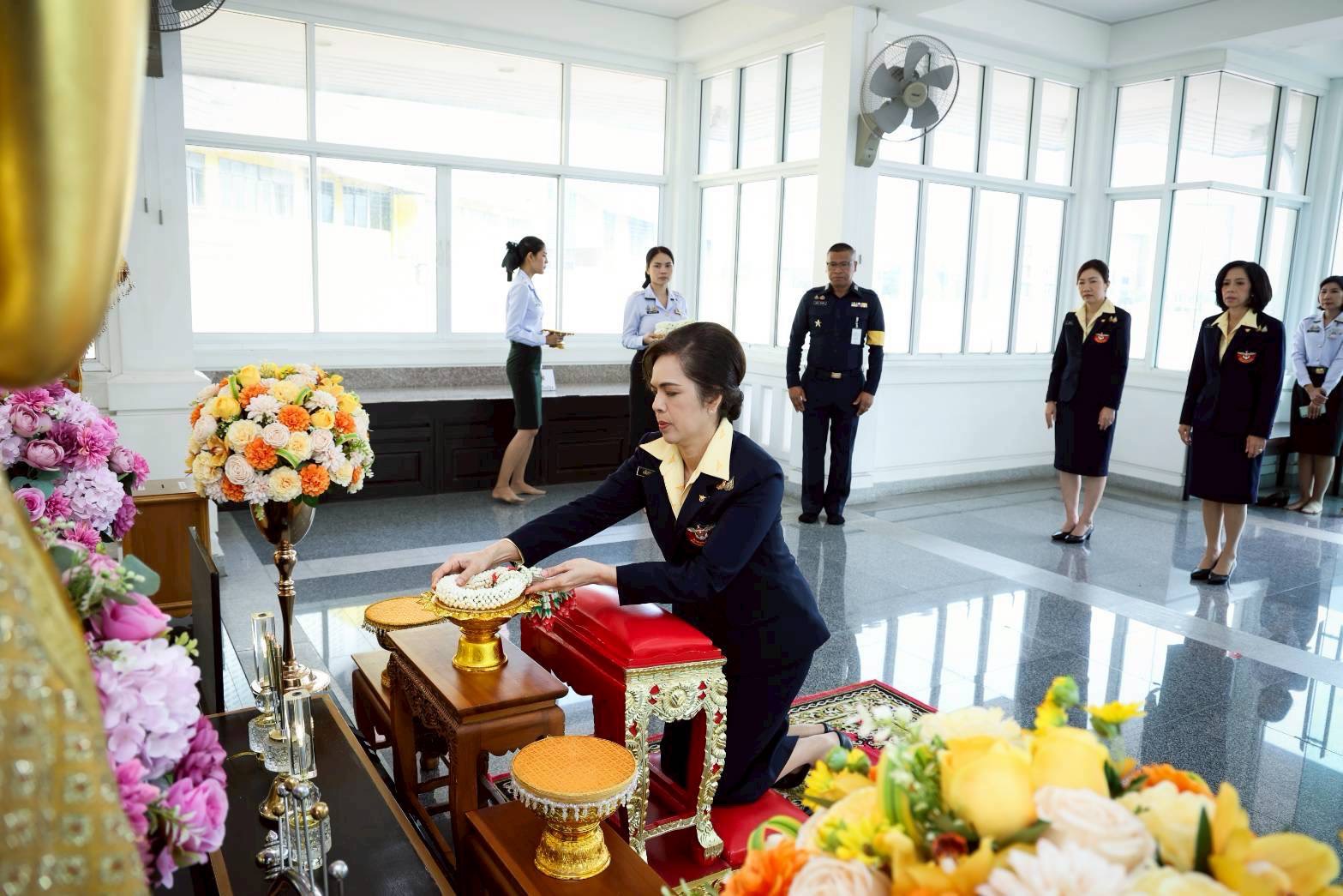 ๐๖ พิธีสักการะสิ่งศักดิ์สิทธิ์ เนื่องในโอกาสเข้ารับตำแหน่งใหม่ของคณะกรรมการบริหารสมาคมภริยาข้าราชการสำนักงานปลัดกระทรวงกลาโหม ประจำปีงบประมาณ พ.ศ.๒๕๖๙