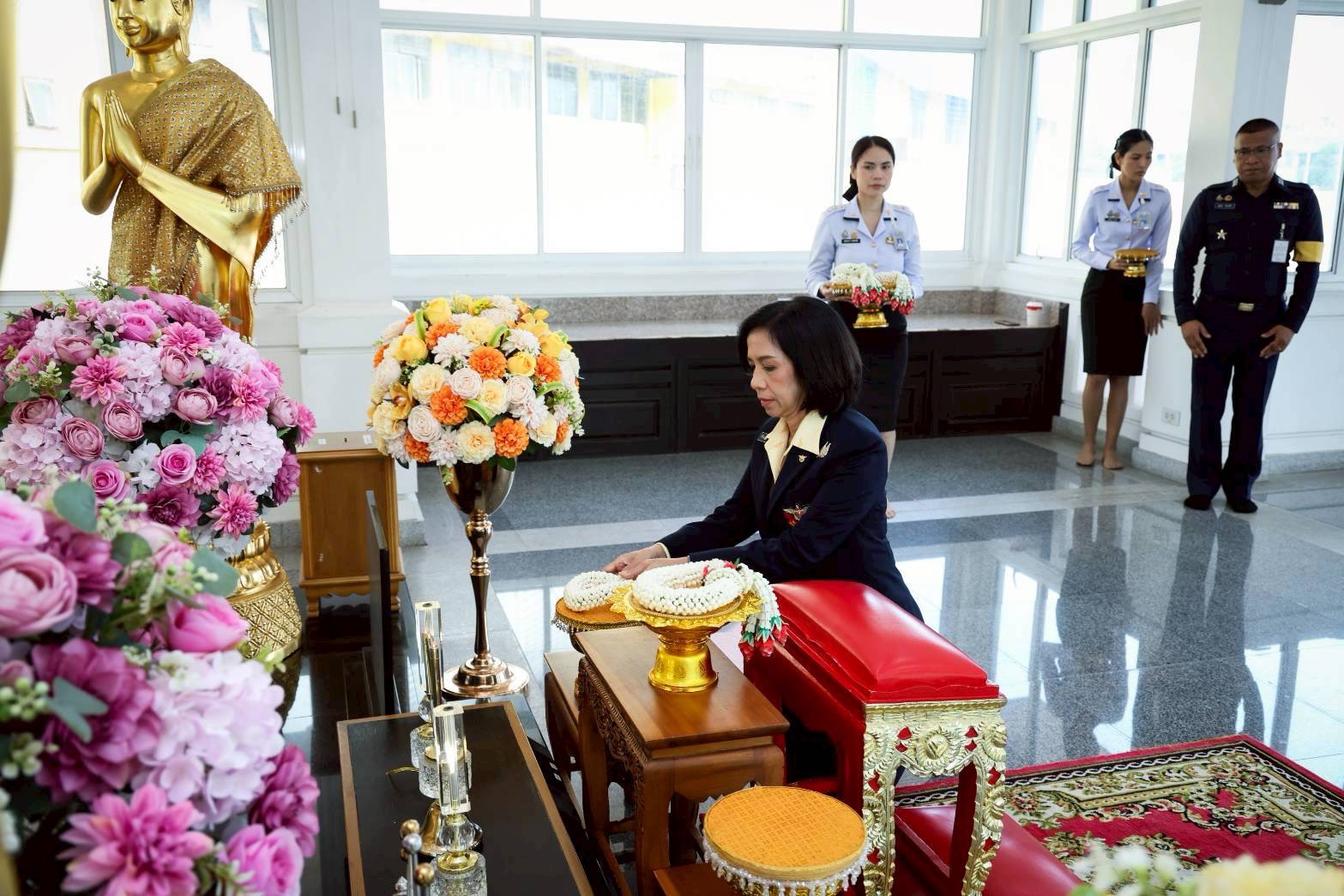 ๐๖ พิธีสักการะสิ่งศักดิ์สิทธิ์ เนื่องในโอกาสเข้ารับตำแหน่งใหม่ของคณะกรรมการบริหารสมาคมภริยาข้าราชการสำนักงานปลัดกระทรวงกลาโหม ประจำปีงบประมาณ พ.ศ.๒๕๖๙