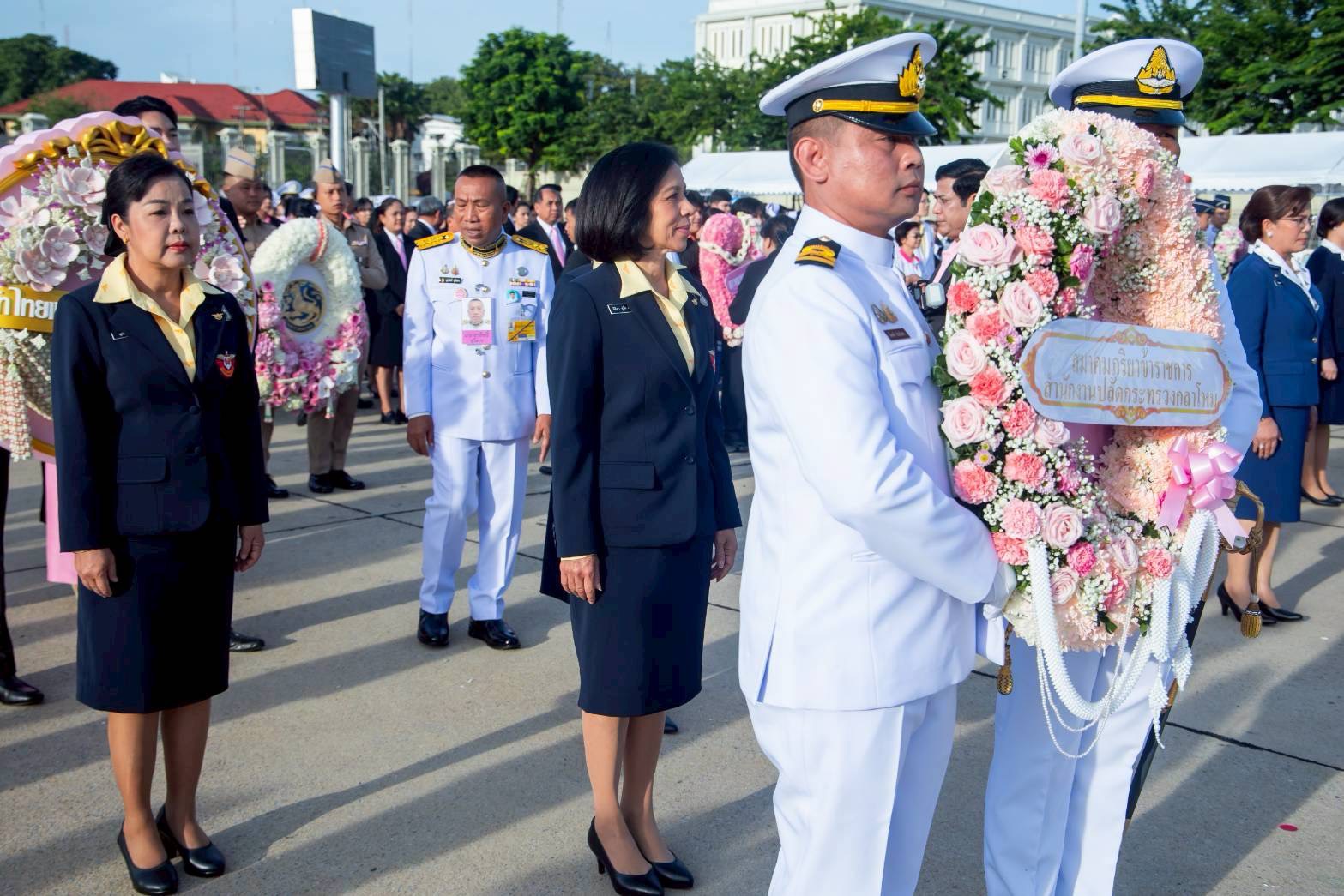๐๙ พิธีวางพวงมาลาถวายราชสักการะพระบรมราชานุสรณ์ พระบาทสมเด็จพระจุลจอมเกล้าเจ้าอยู่หัว เนื่องในวันปิยมหาราช
