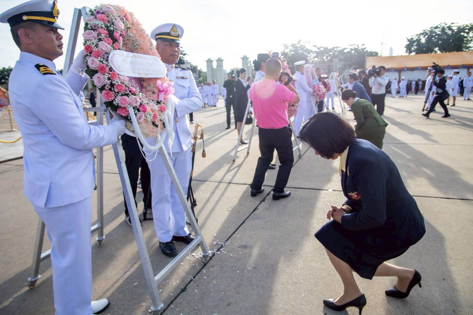 ๐๙ พิธีวางพวงมาลาถวายราชสักการะพระบรมราชานุสรณ์ พระบาทสมเด็จพระจุลจอมเกล้าเจ้าอยู่หัว เนื่องในวันปิยมหาราช