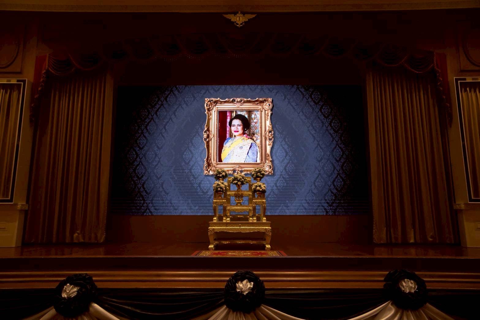 ๑๐ พิธีลงนามถวายความอาลัยสมเด็จพระนางเจ้าสิริกิติ์ พระบรมราชินีนาถ พระบรมราชชนนีพันปีหลวง