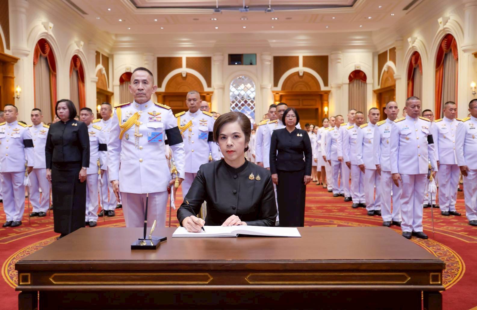 ๑๐ พิธีลงนามถวายความอาลัยสมเด็จพระนางเจ้าสิริกิติ์ พระบรมราชินีนาถ พระบรมราชชนนีพันปีหลวง