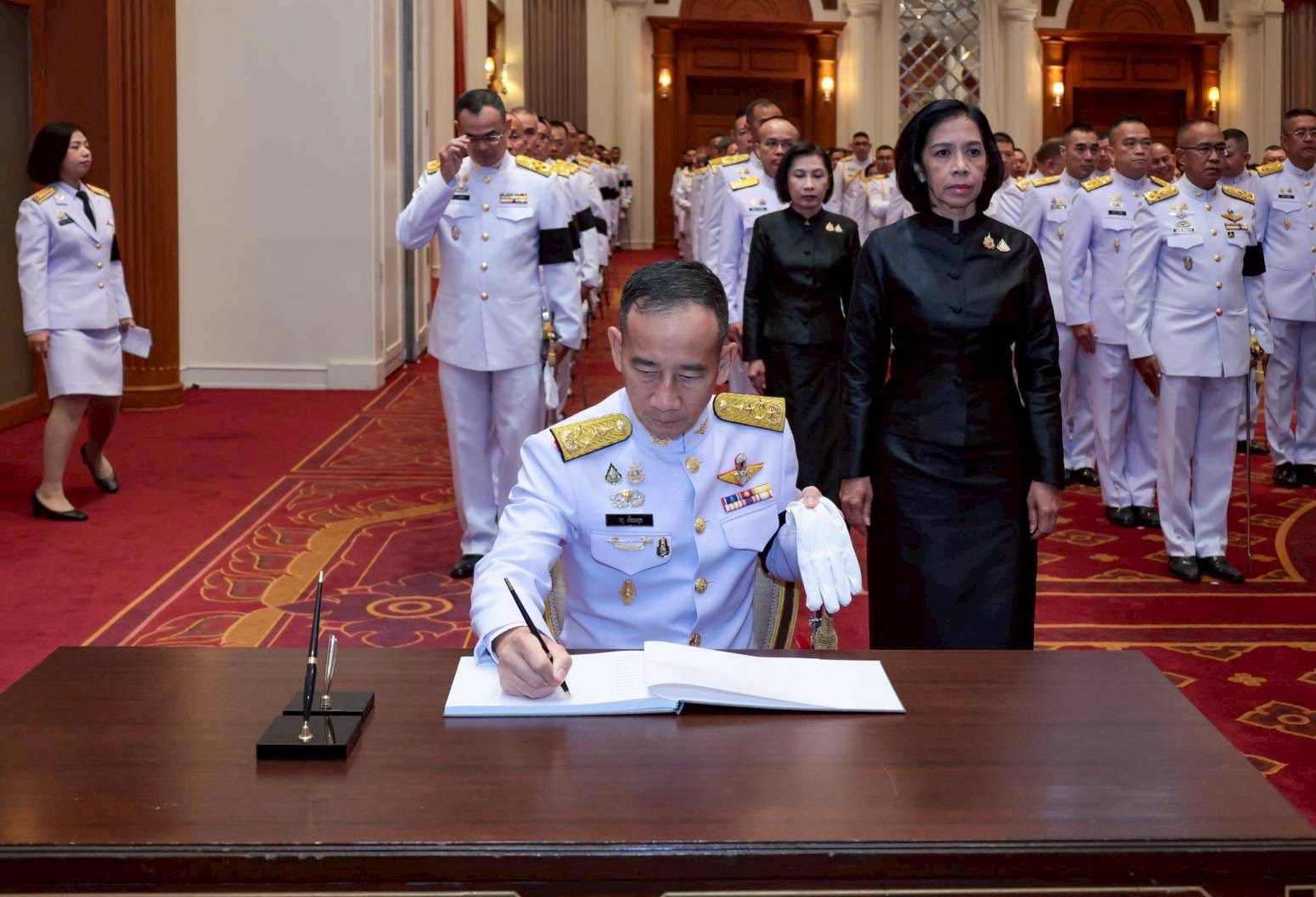 ๑๐ พิธีลงนามถวายความอาลัยสมเด็จพระนางเจ้าสิริกิติ์ พระบรมราชินีนาถ พระบรมราชชนนีพันปีหลวง