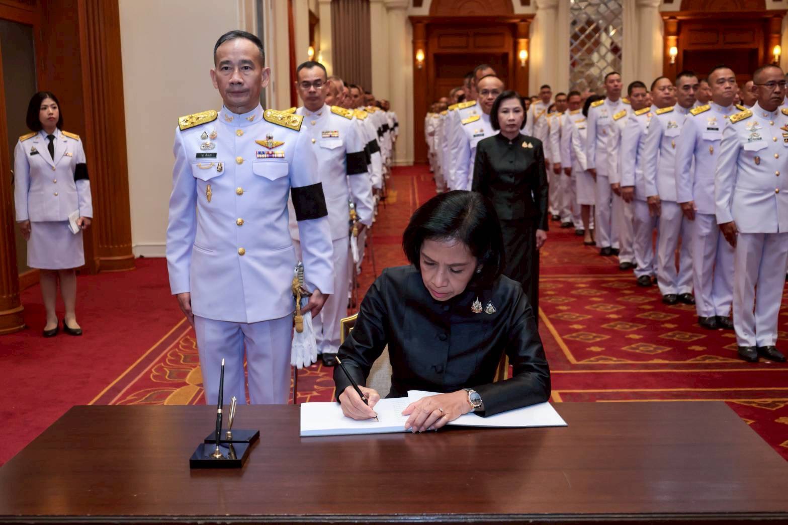 ๑๐ พิธีลงนามถวายความอาลัยสมเด็จพระนางเจ้าสิริกิติ์ พระบรมราชินีนาถ พระบรมราชชนนีพันปีหลวง