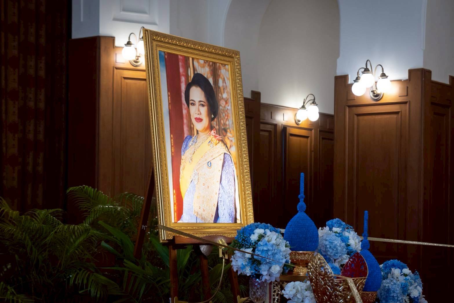 ๑๑ พิธีถวายน้ำสรงพระบรมศพหน้าพระฉายาลักษณ์ สมเด็จพระนางเจ้าสิริกิติ์ พระบรมราชินีนาถ พระบรมราชชนน...