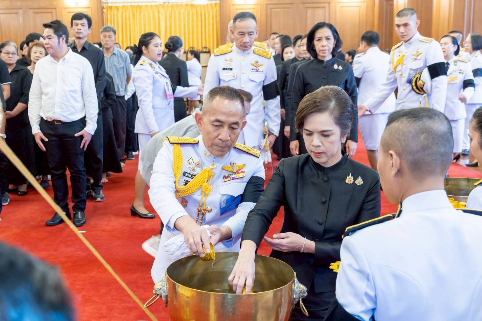 ๑๑ พิธีถวายน้ำสรงพระบรมศพหน้าพระฉายาลักษณ์ สมเด็จพระนางเจ้าสิริกิติ์ พระบรมราชินีนาถ พระบรมราชชนนีพันปีหลวง