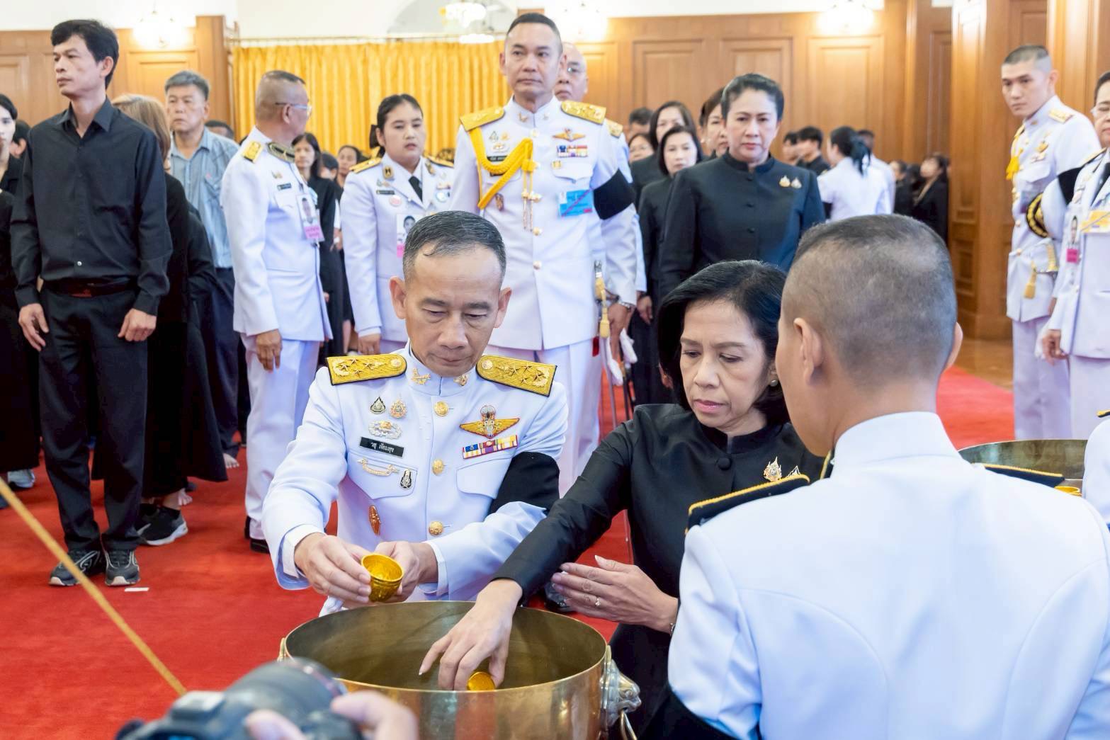 ๑๑ พิธีถวายน้ำสรงพระบรมศพหน้าพระฉายาลักษณ์ สมเด็จพระนางเจ้าสิริกิติ์ พระบรมราชินีนาถ พระบรมราชชนนีพันปีหลวง